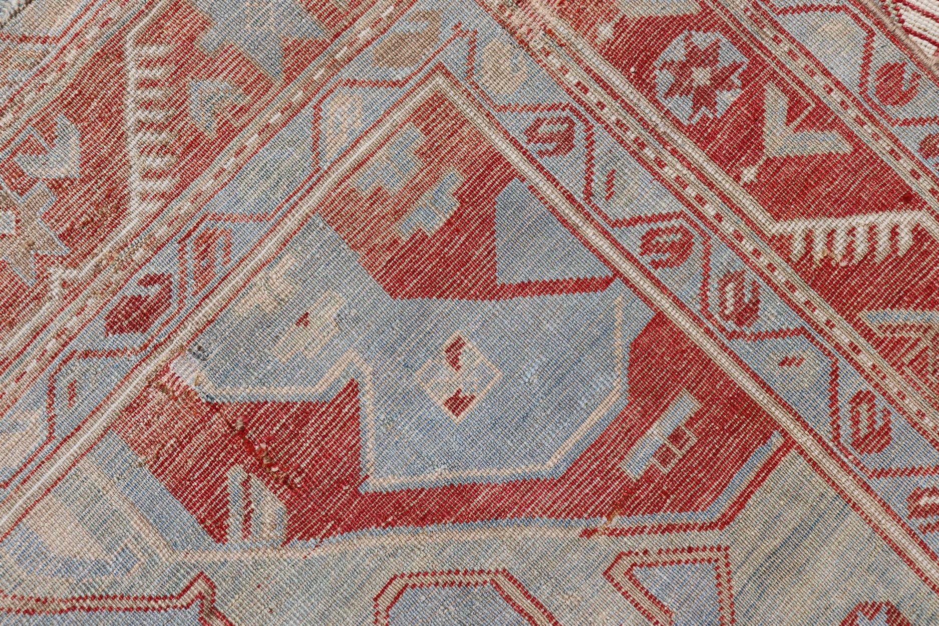 Antiker kaukasischer Kazak-Teppich mit geometrischem Stammesmedaillon in Rot und Lt. Blau im Angebot 2