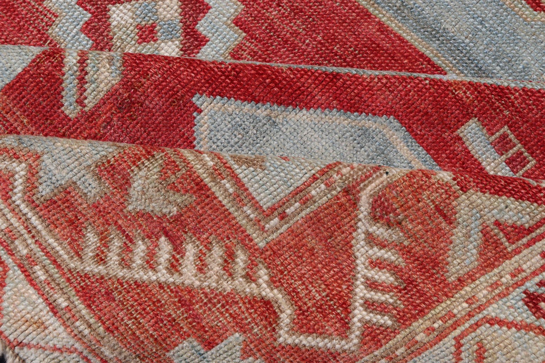 Antiker kaukasischer Kazak-Teppich mit geometrischem Stammesmedaillon in Rot und Lt. Blau im Angebot 3