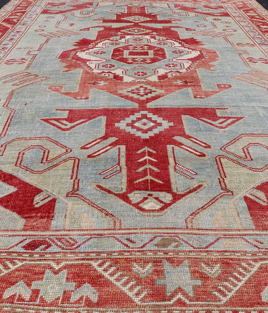 Antiker kaukasischer Kazak-Teppich mit geometrischem Stammesmedaillon in Rot und Lt. Blau im Angebot 5