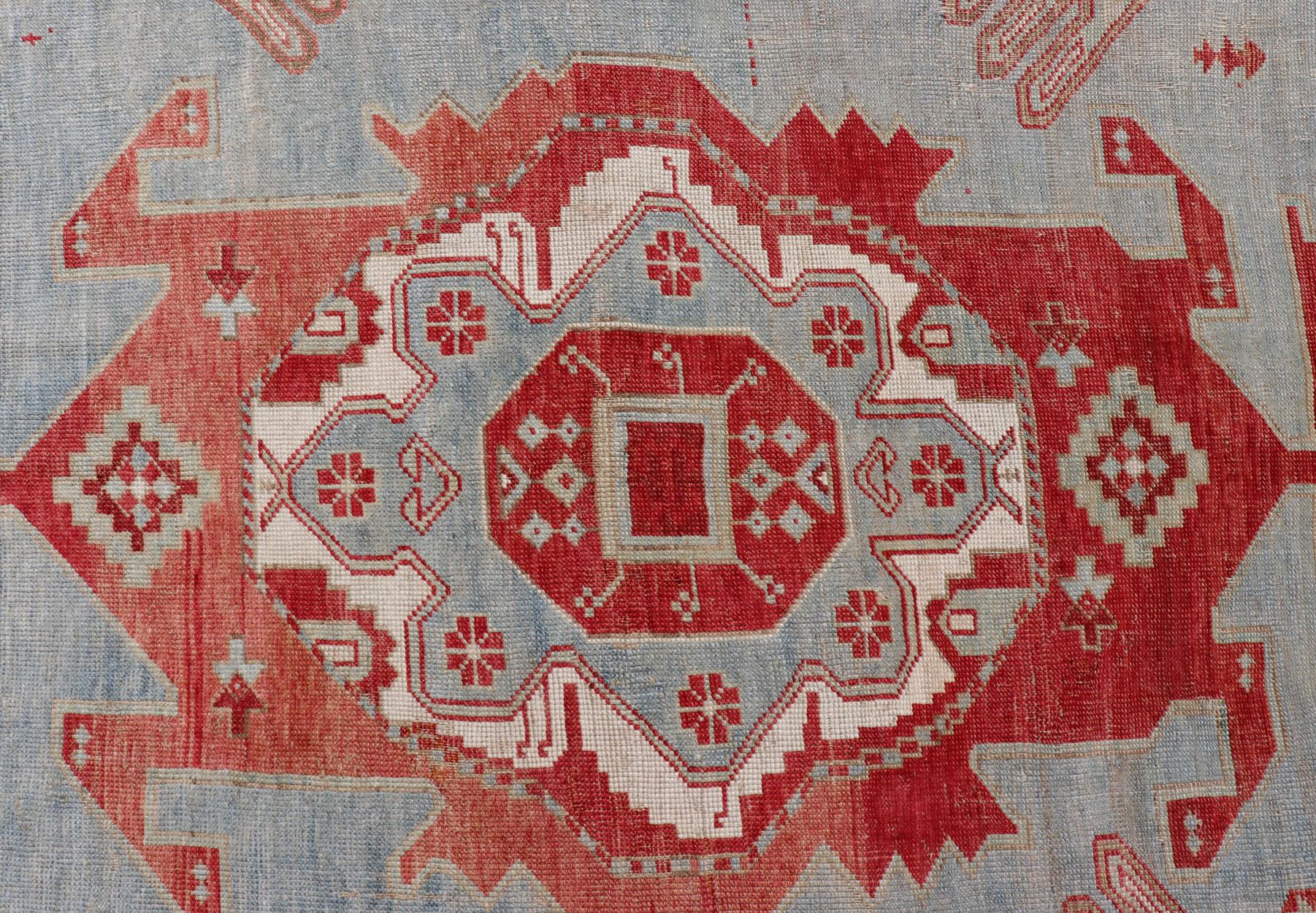 Antiker kaukasischer Kazak-Teppich mit geometrischem Stammesmedaillon in Rot und Lt. Blau im Angebot 6