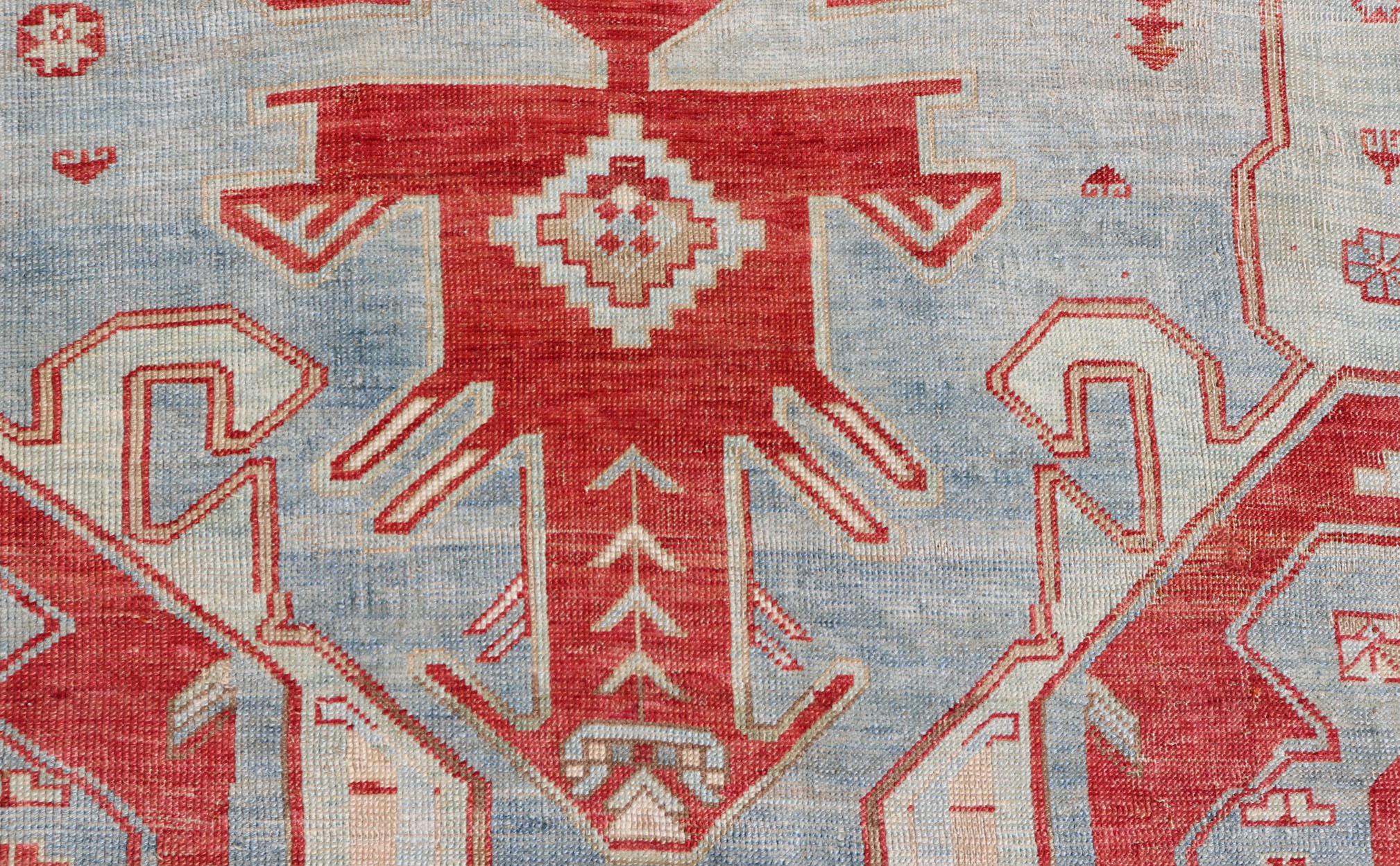 Geometrischer Tribal mit gestrecktem Medaillonmuster, antiker Kazak-Teppich, antiker Teppich aus der Kaukasus-Region in mehreren Farben. Keivan Woven Arts / Teppich EMB-9552-P13035, Herkunftsland / Art: Iran / Kaukasischer Kasache, um 1900.
Maße: