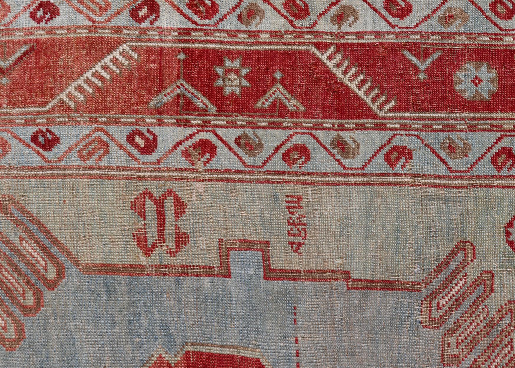 Antiker kaukasischer Kazak-Teppich mit geometrischem Stammesmedaillon in Rot und Lt. Blau (Kasachisch) im Angebot