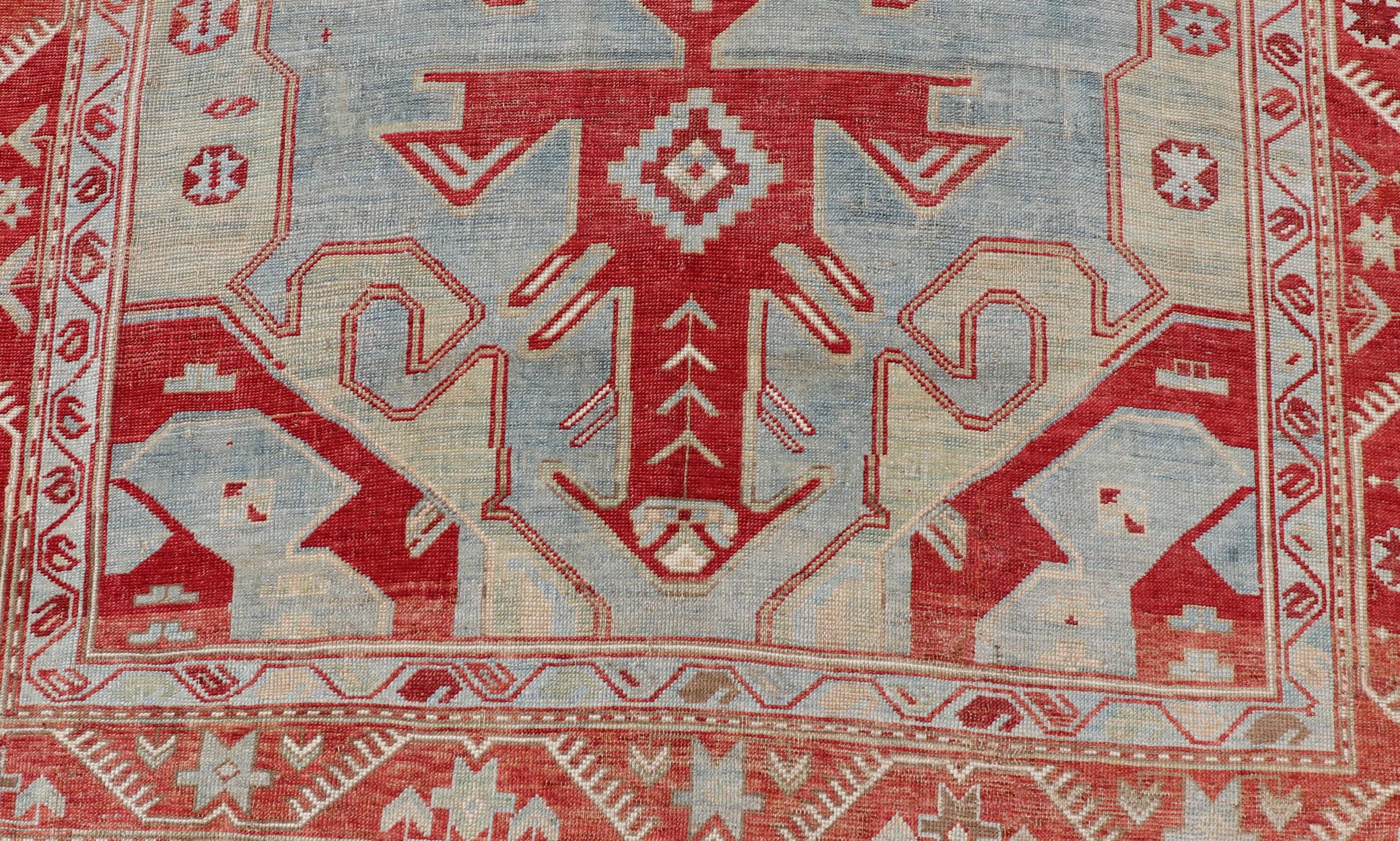 Antiker kaukasischer Kazak-Teppich mit geometrischem Stammesmedaillon in Rot und Lt. Blau (Kaukasisch) im Angebot