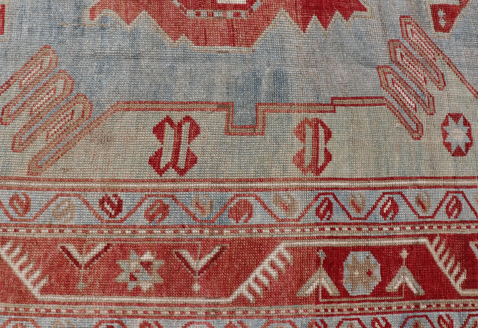 Antiker kaukasischer Kazak-Teppich mit geometrischem Stammesmedaillon in Rot und Lt. Blau (Handgeknüpft) im Angebot