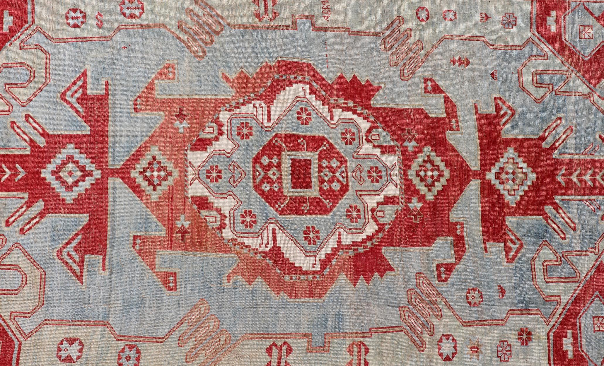 Antiker kaukasischer Kazak-Teppich mit geometrischem Stammesmedaillon in Rot und Lt. Blau im Zustand „Gut“ im Angebot in Atlanta, GA