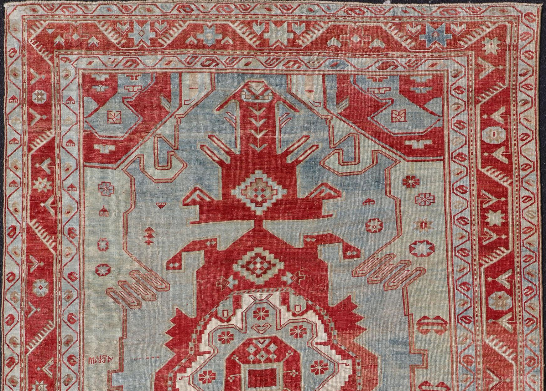Antiker kaukasischer Kazak-Teppich mit geometrischem Stammesmedaillon in Rot und Lt. Blau (19. Jahrhundert) im Angebot