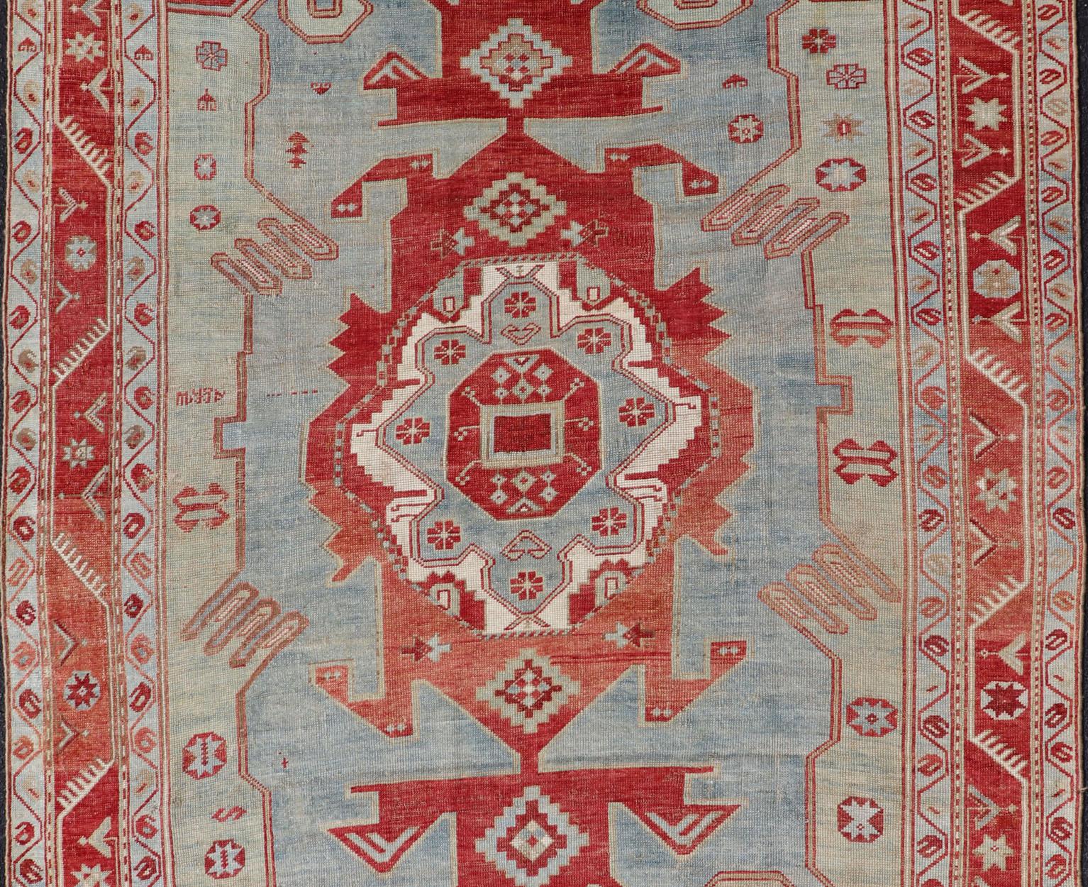 Antiker kaukasischer Kazak-Teppich mit geometrischem Stammesmedaillon in Rot und Lt. Blau (Wolle) im Angebot