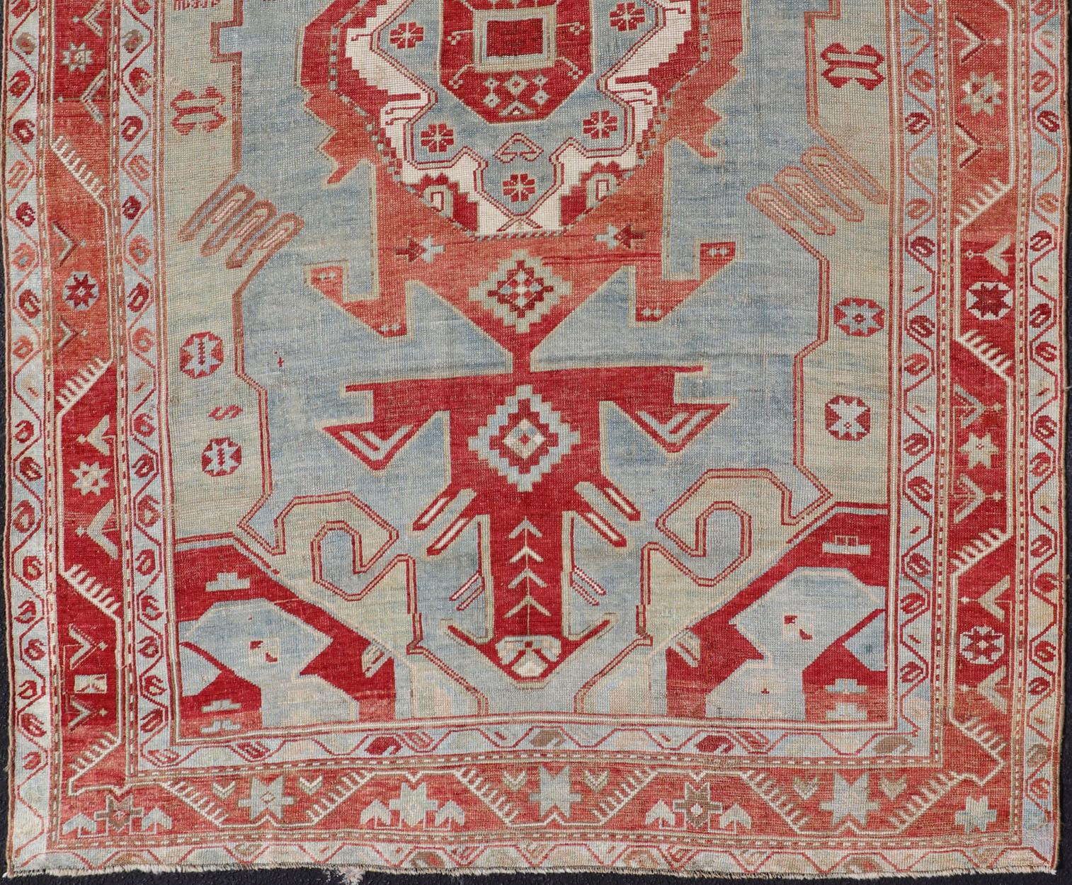 Antiker kaukasischer Kazak-Teppich mit geometrischem Stammesmedaillon in Rot und Lt. Blau im Angebot 1