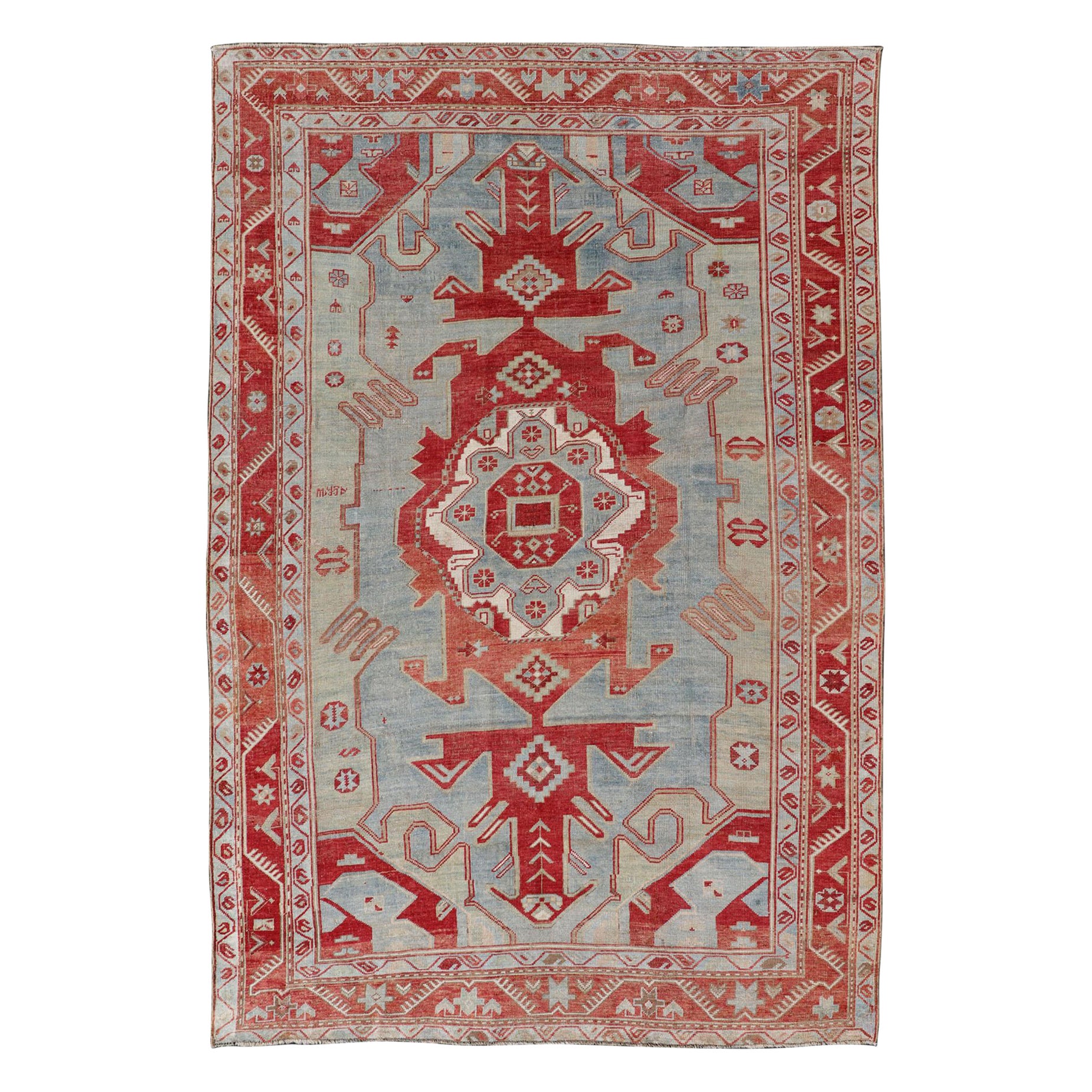 Antico tappeto kazako caucasico con medaglione geometrico tribale in rosso e blu. Blu