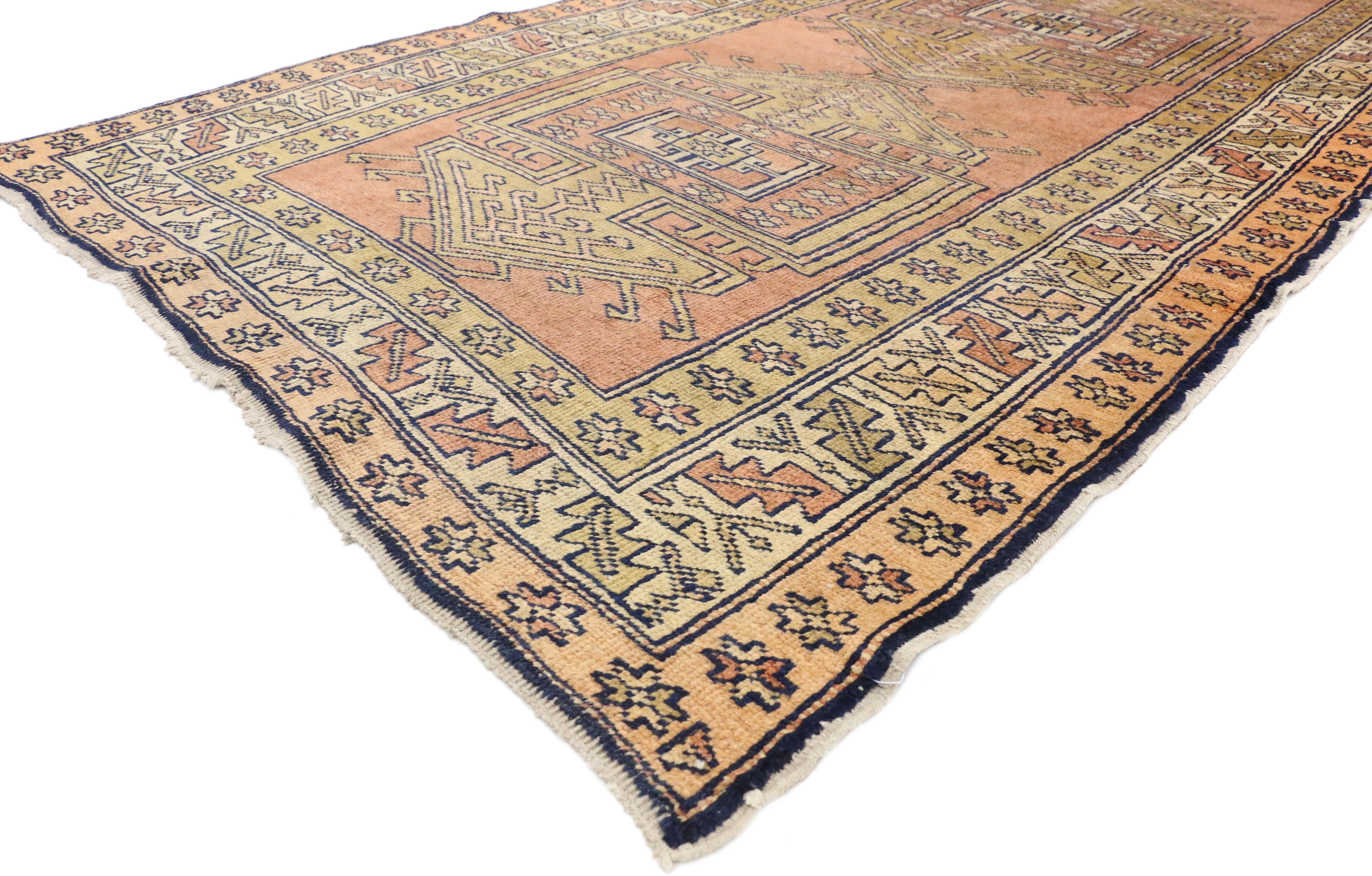 73291, antiker kaukasischer Kazak-Teppich im Tribal-Stil, breiter Läufer für den Flur. Dieser handgeknüpfte antike kaukasische Kazak-Teppich im Tribal-Stil zeigt drei quadratische Hakenmedaillons mit großen Pfeilen an gegenüberliegenden Seiten.