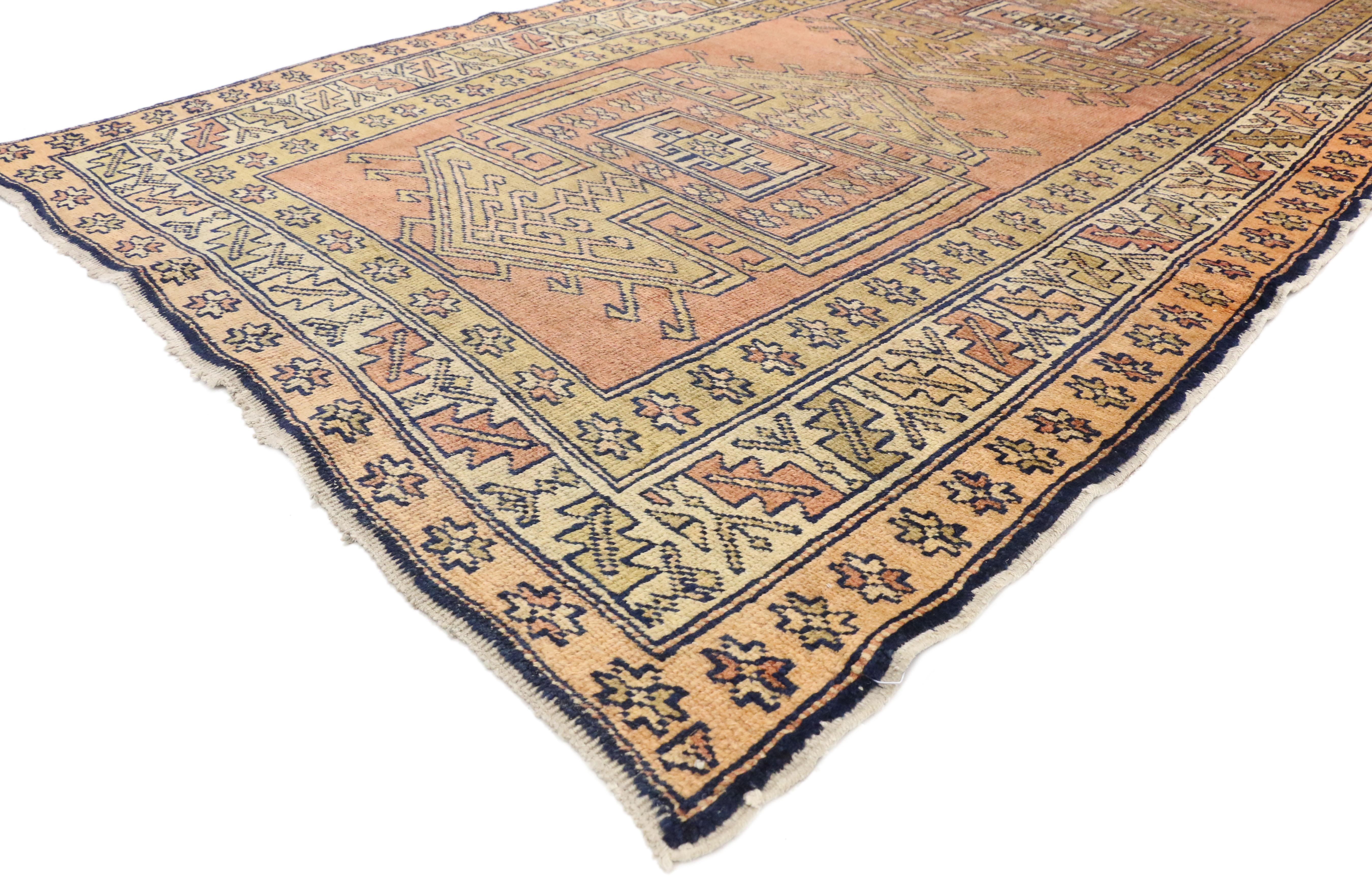 73291 Fin du 19e siècle, ancien tapis caucasien Kazak, 04'02 x 09'05. Ce tapis kazak caucasien antique en laine noué à la main porte en lui l'ancienne pulsation des hauts plateaux tribaux - un écho de la vie pastorale tissé en fils durables. En son