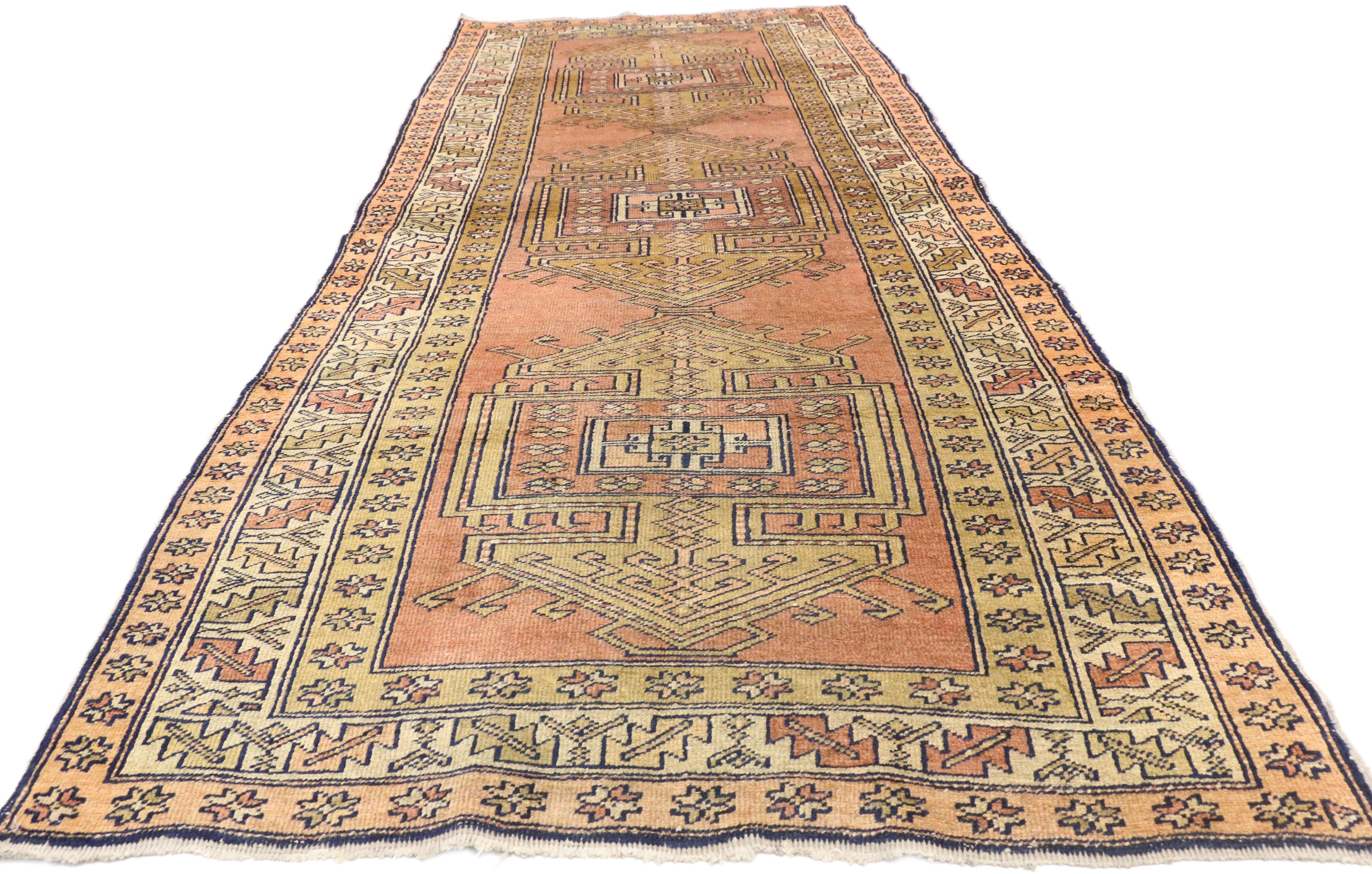 Antiker kaukasischer Kazak-Teppich im Stammesstil, breiter Flursteppich (Kasachisch) im Angebot