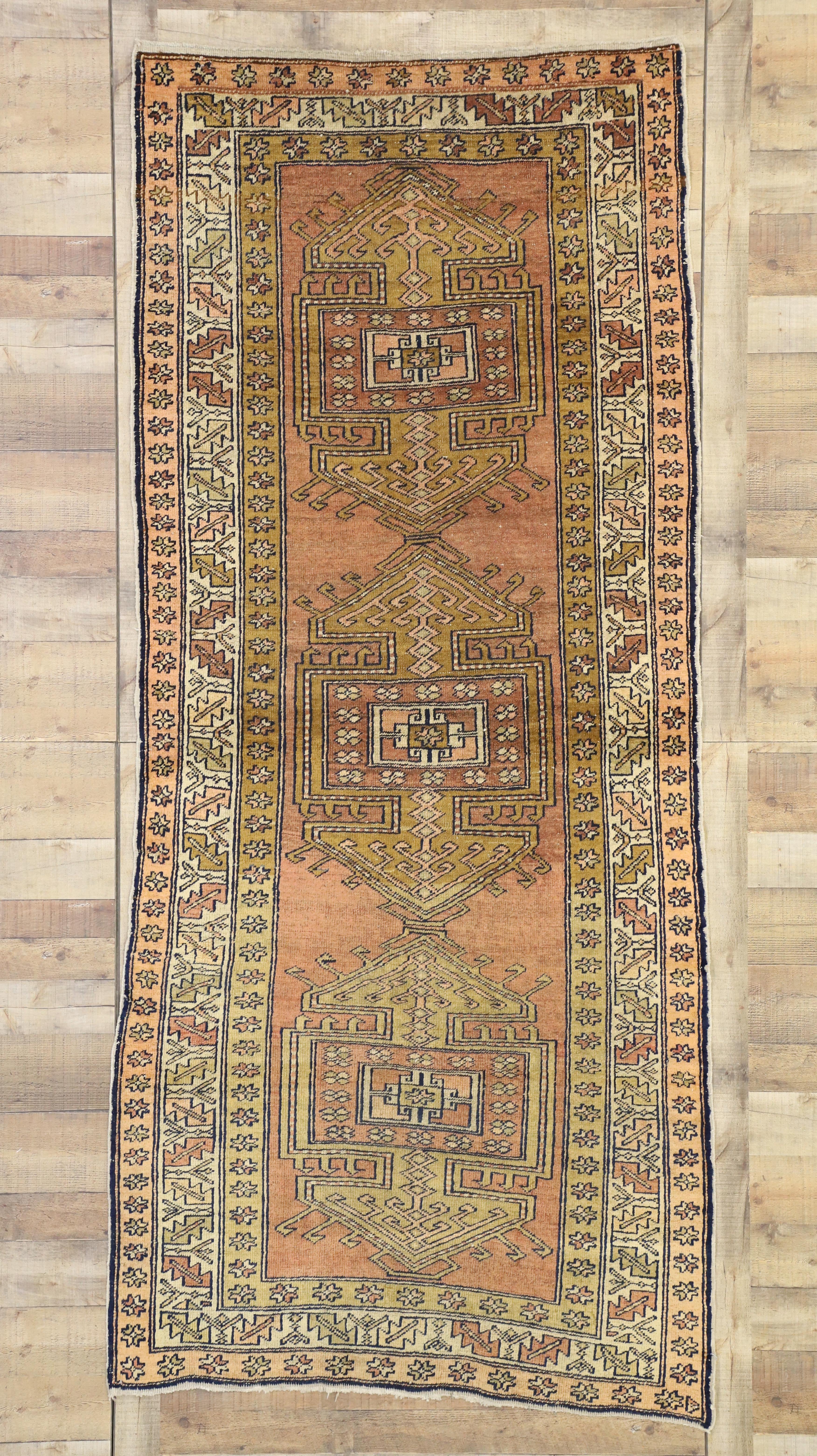 Antiker kaukasischer Kazak-Teppich im Stammesstil, breiter Flursteppich im Zustand „Gut“ im Angebot in Dallas, TX