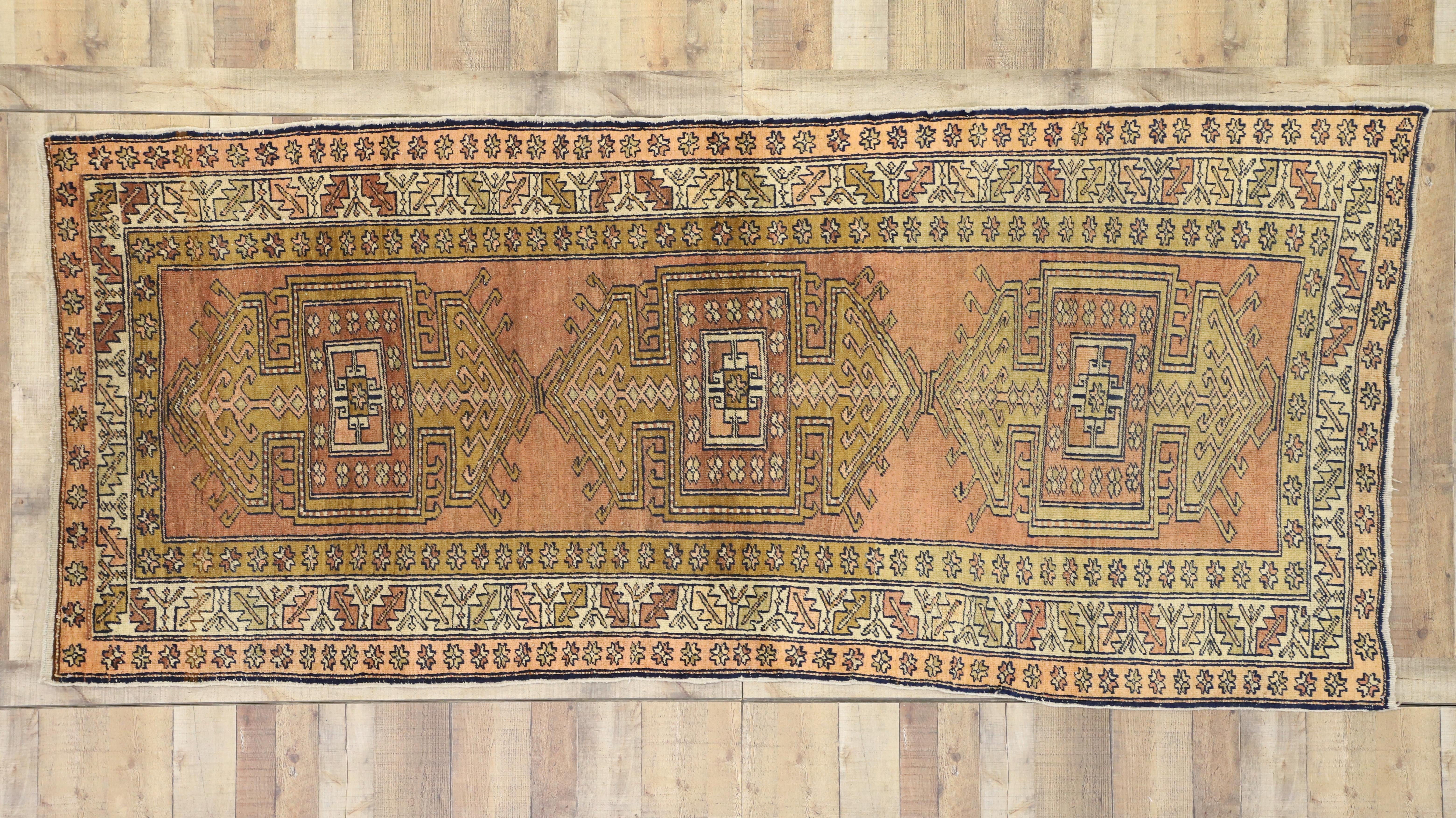 Antiker kaukasischer Kazak-Teppich im Stammesstil, breiter Flursteppich (20. Jahrhundert) im Angebot