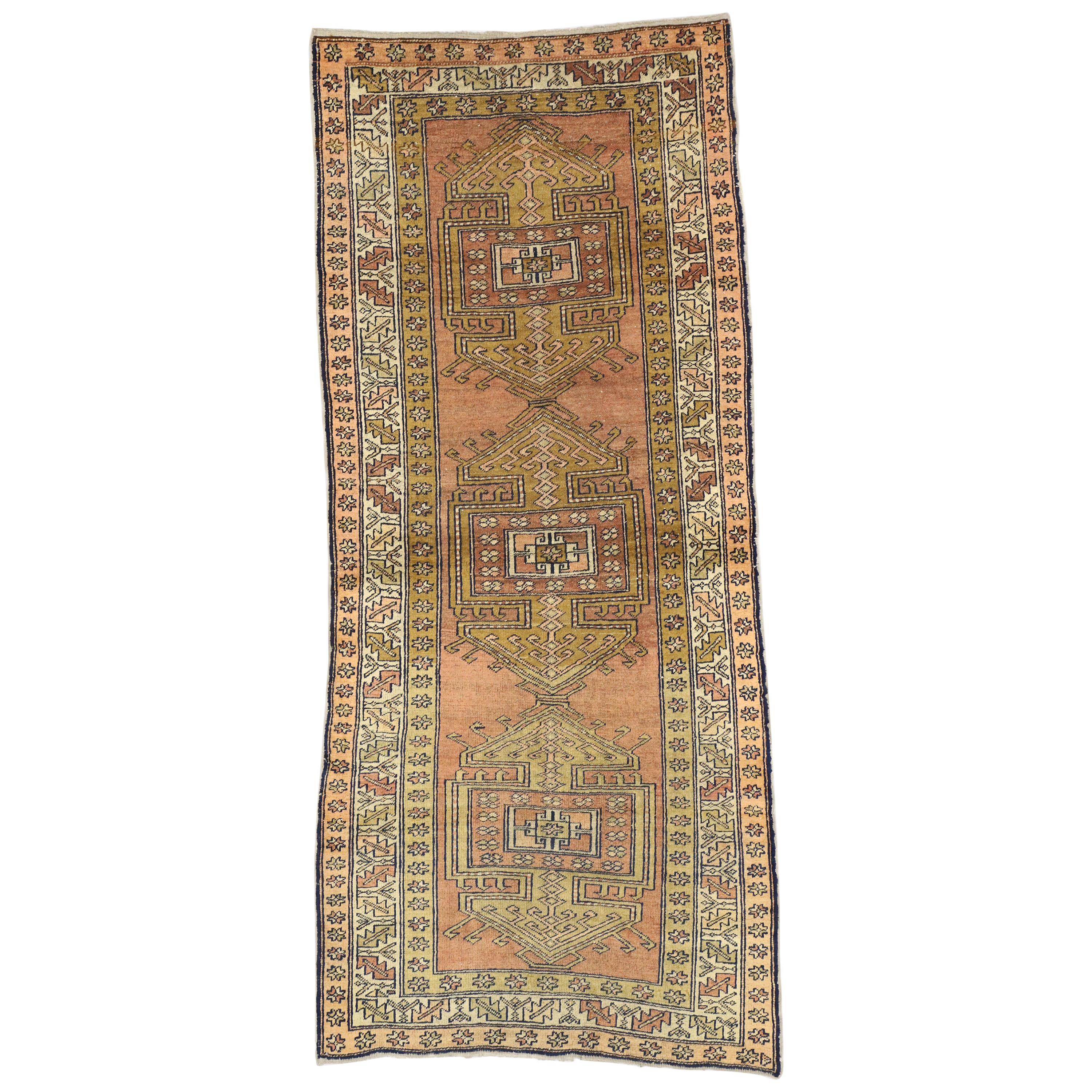 Tapis caucasien ancien Kazak avec style tribal, large tapis de couloir de salon