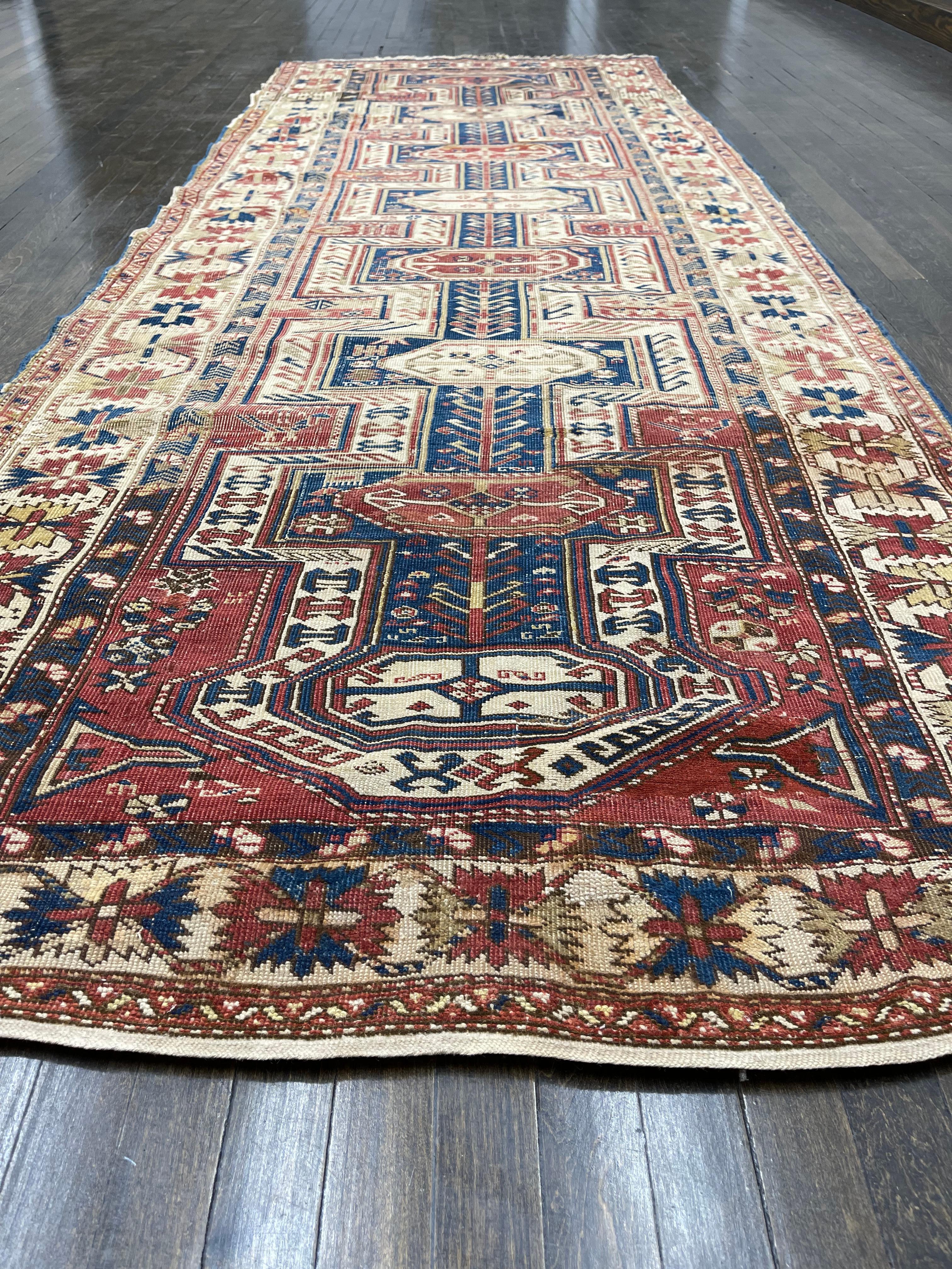 Ce tapis est tissé à la main dans le Caucase, dans la région de Kazak. L'état vieilli du tapis, ses teintures organiques et ses couleurs sourdes en font un complément parfait à tout décor. La date de tissage (1890) indique que le tapis a été tissé