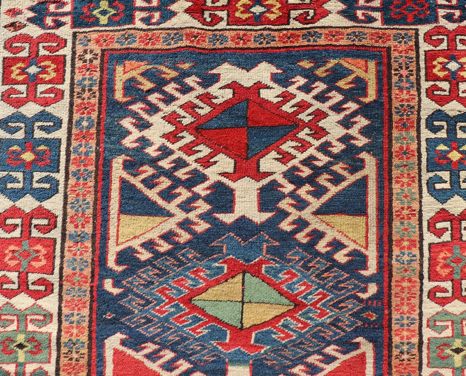 Antique Tapis de course caucasien Kazak à motifs de médaillons complexes 3'8 x 10'2 en vente 2