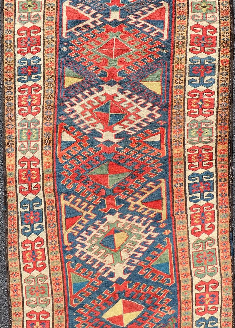 Mesures : 3'8 x 10'2 
Ancien tapis de course caucasien Kazak à motifs de médaillons complexes3'8 x 10'2. Keivan Woven Arts/ tapis/X23-0608-140, pays d'origine / type : Caucase / Kazak, circa 1890.

Cet ancien chemin de table Kazak du Caucase