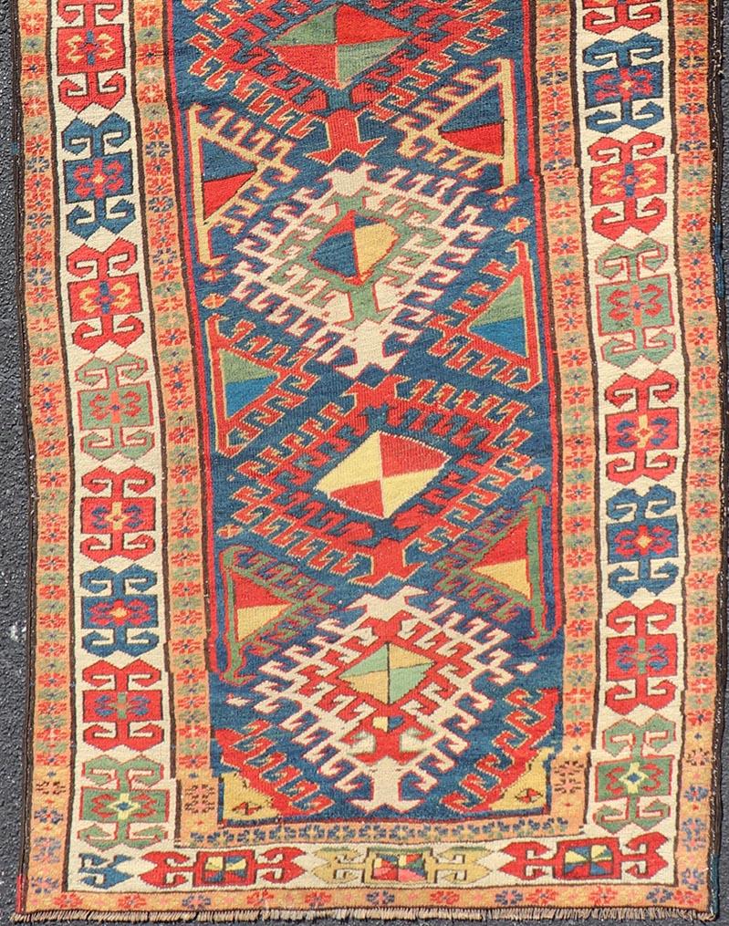 Kazakh Antique Tapis de course caucasien Kazak à motifs de médaillons complexes 3'8 x 10'2 en vente