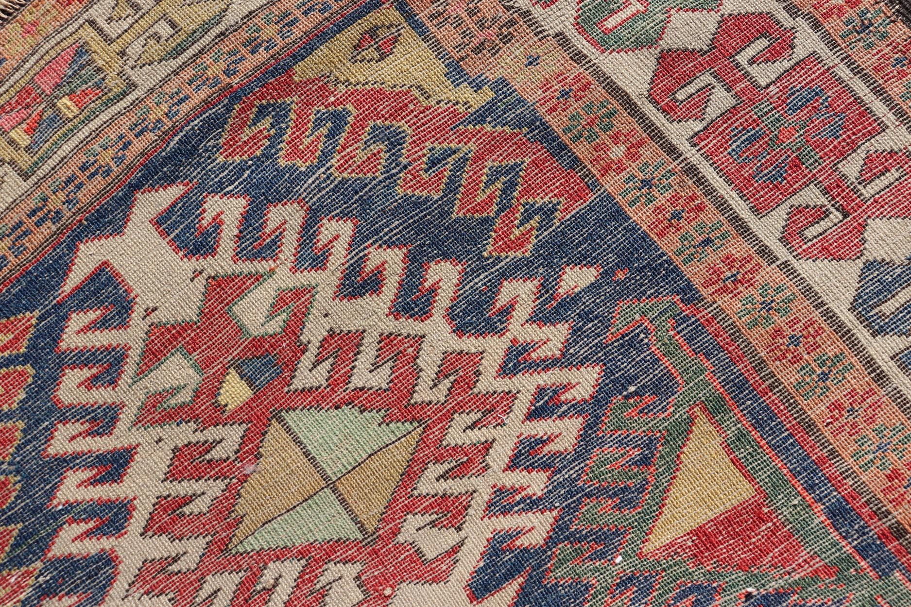 Perse Antique Tapis de course caucasien Kazak à motifs de médaillons complexes 3'8 x 10'2 en vente