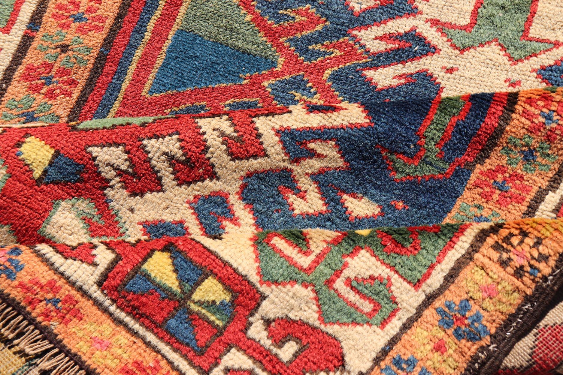 Noué à la main Antique Tapis de course caucasien Kazak à motifs de médaillons complexes 3'8 x 10'2 en vente