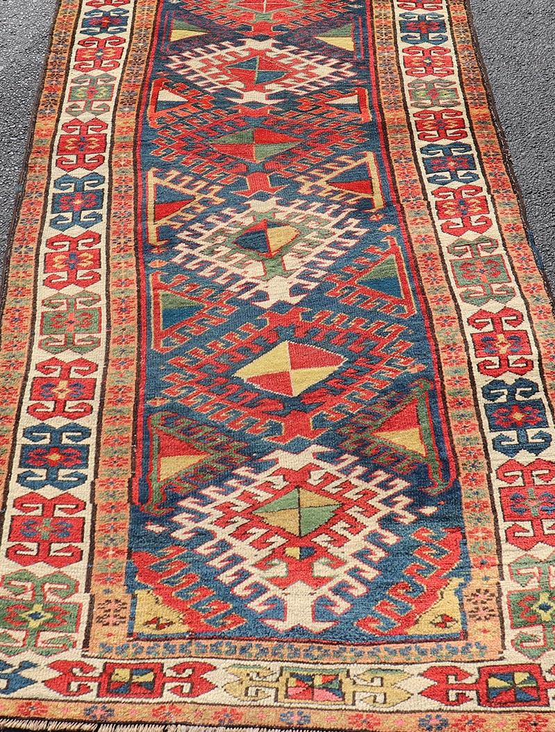 Antique Tapis de course caucasien Kazak à motifs de médaillons complexes 3'8 x 10'2 Bon état - En vente à Atlanta, GA
