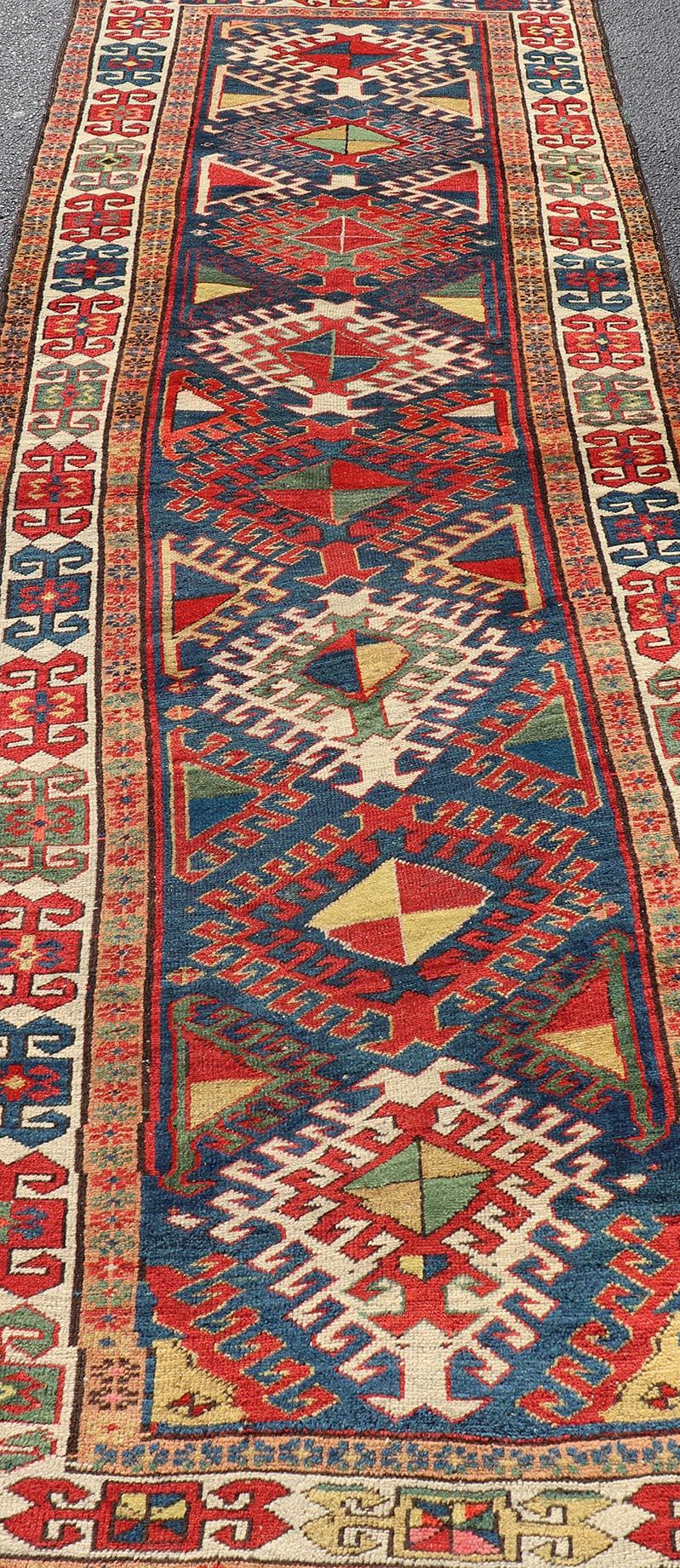 XIXe siècle Antique Tapis de course caucasien Kazak à motifs de médaillons complexes 3'8 x 10'2 en vente
