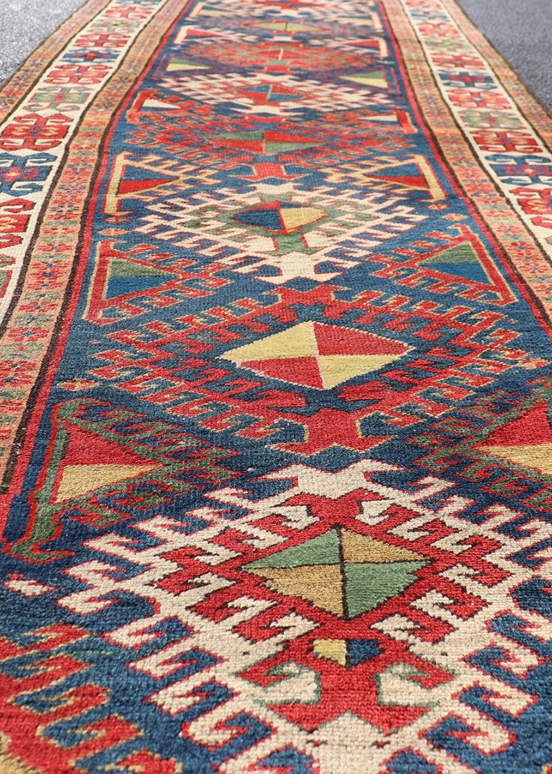 Laine Antique Tapis de course caucasien Kazak à motifs de médaillons complexes 3'8 x 10'2 en vente