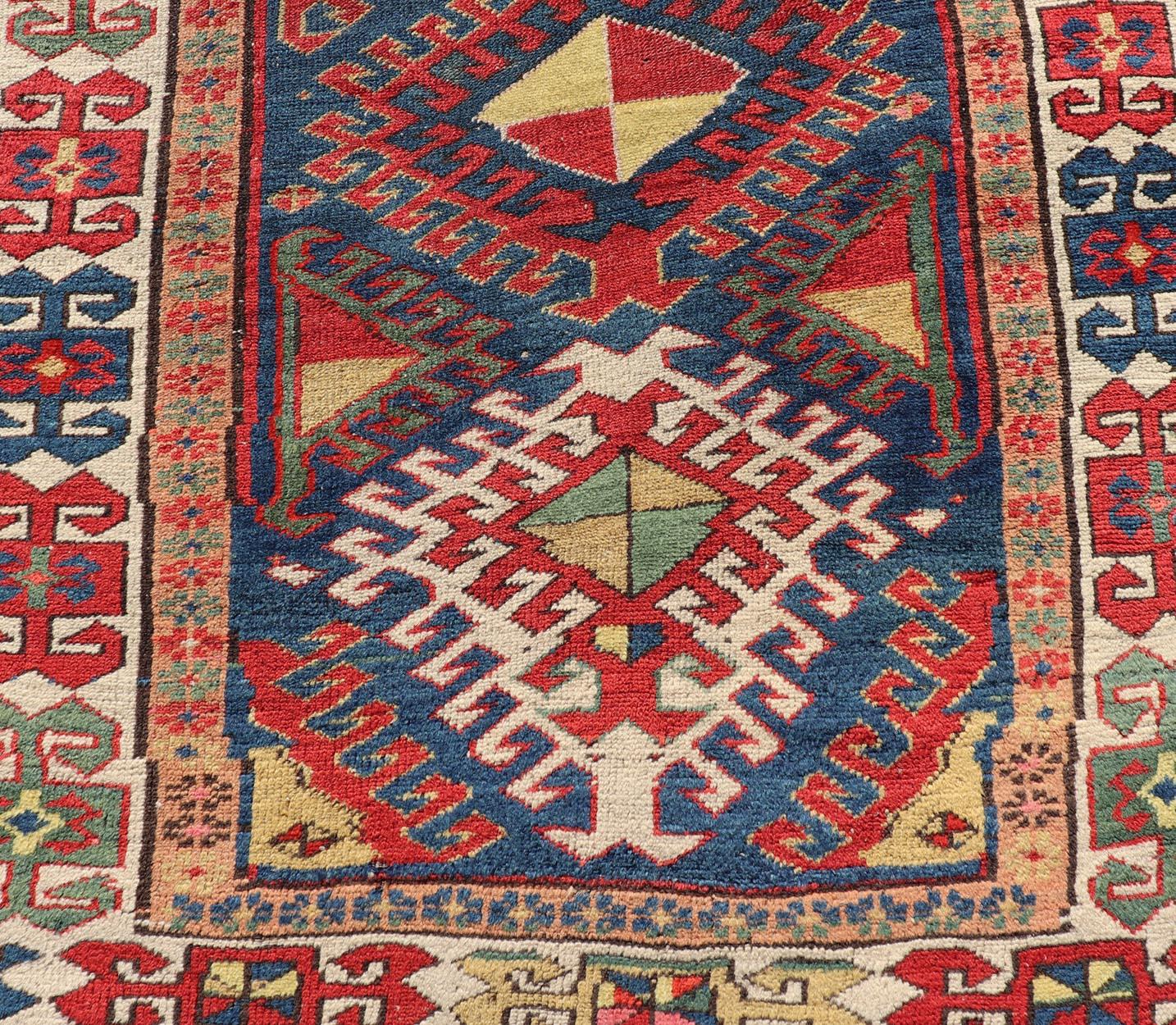 Antique Tapis de course caucasien Kazak à motifs de médaillons complexes 3'8 x 10'2 en vente 1