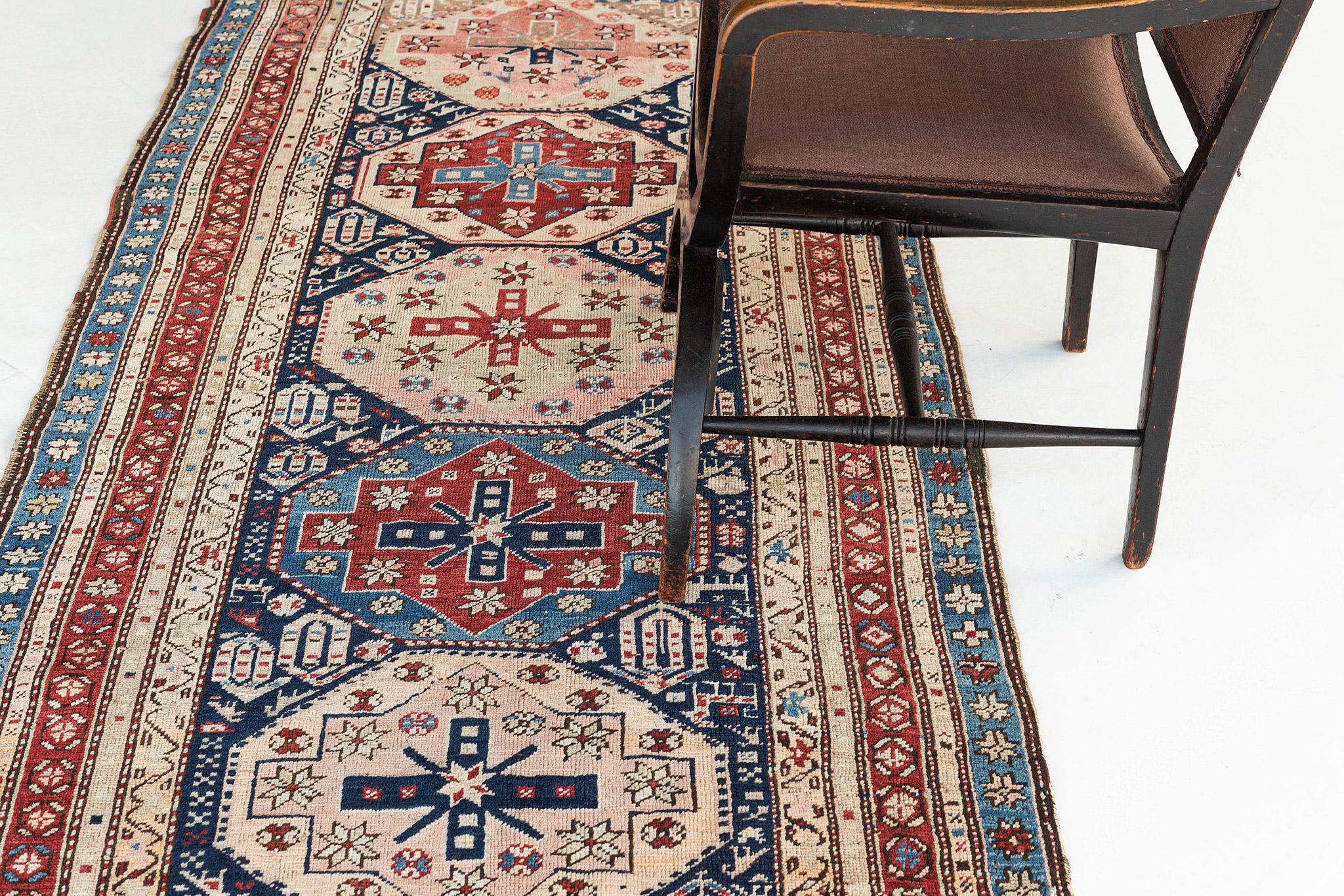 Werfen Sie einen Blick auf den Charme des kaukasischen Kazak-Teppichs aus unserer begehrten Kollektion. In den Farben Nachtblau, Kastanienbraun und Gold wurden die Alternativen und Umrisslinien der kaukasischen Symbole dargestellt. Möbel, die einen