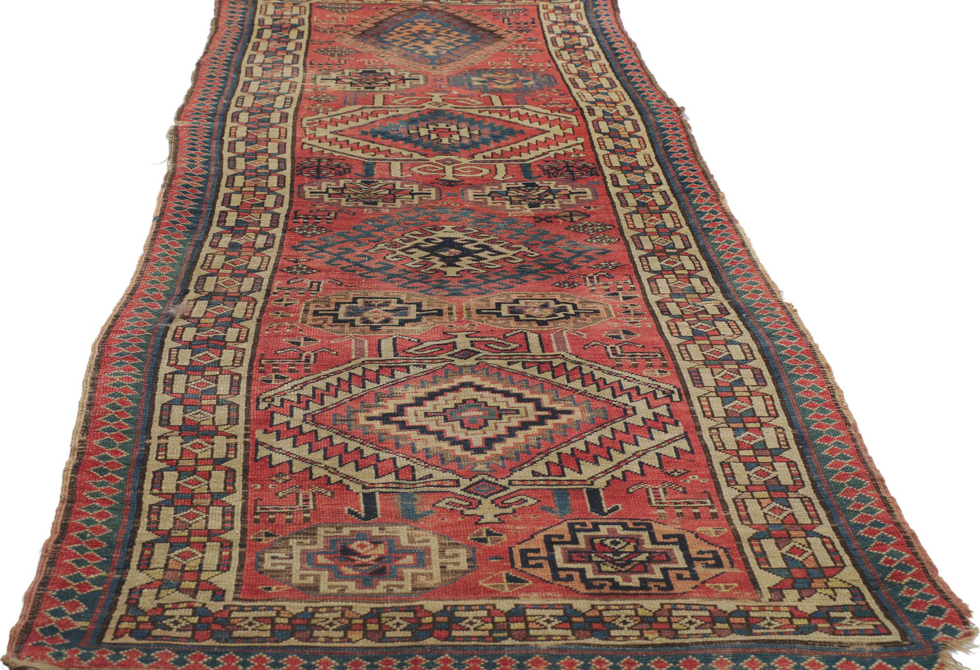 Tapis de couloir caucasien ancien Kazak Abîmé - En vente à Dallas, TX