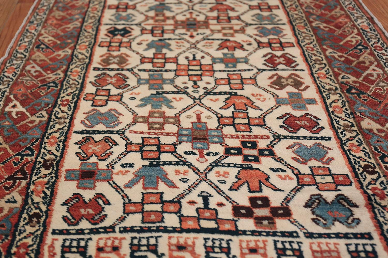 Antique coureur tribal caucasien Kazak, long et étroit, origine : Le Caucase, tissé vers 1900. Dimensions : 3 ft 5 in x 12 ft 3 in (1,04 m x 3,73 m).
