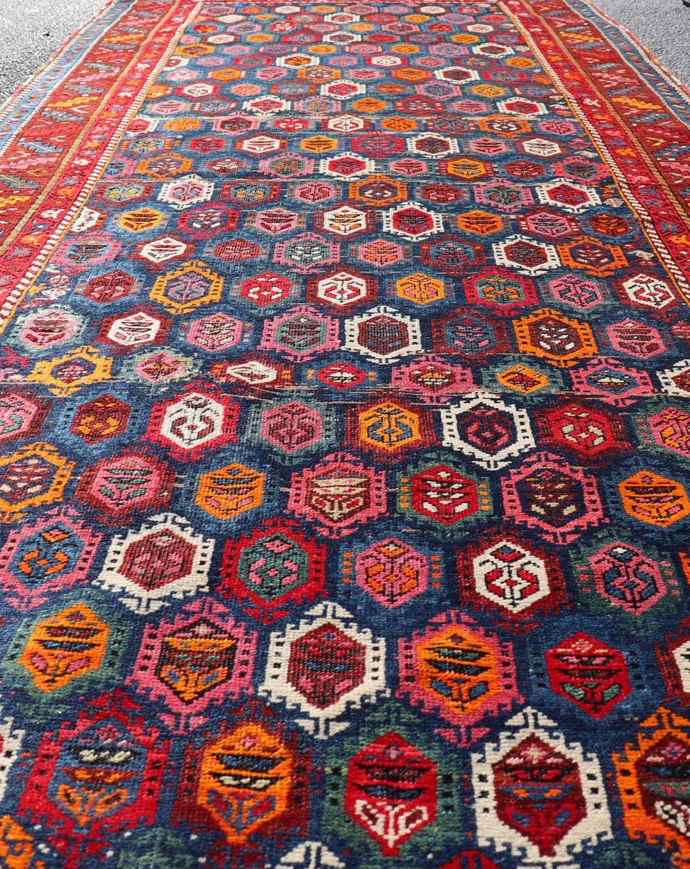 Tapis de couloir caucasien ancien avec motifs géométriques complexes 4'0 x 9'0 en vente 2