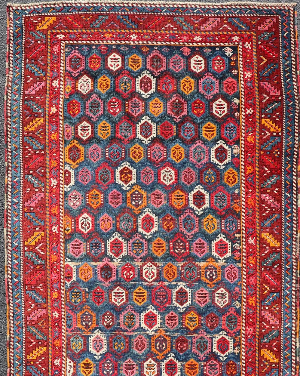Caucasien Tapis de couloir caucasien ancien avec motifs géométriques complexes 4'0 x 9'0 en vente