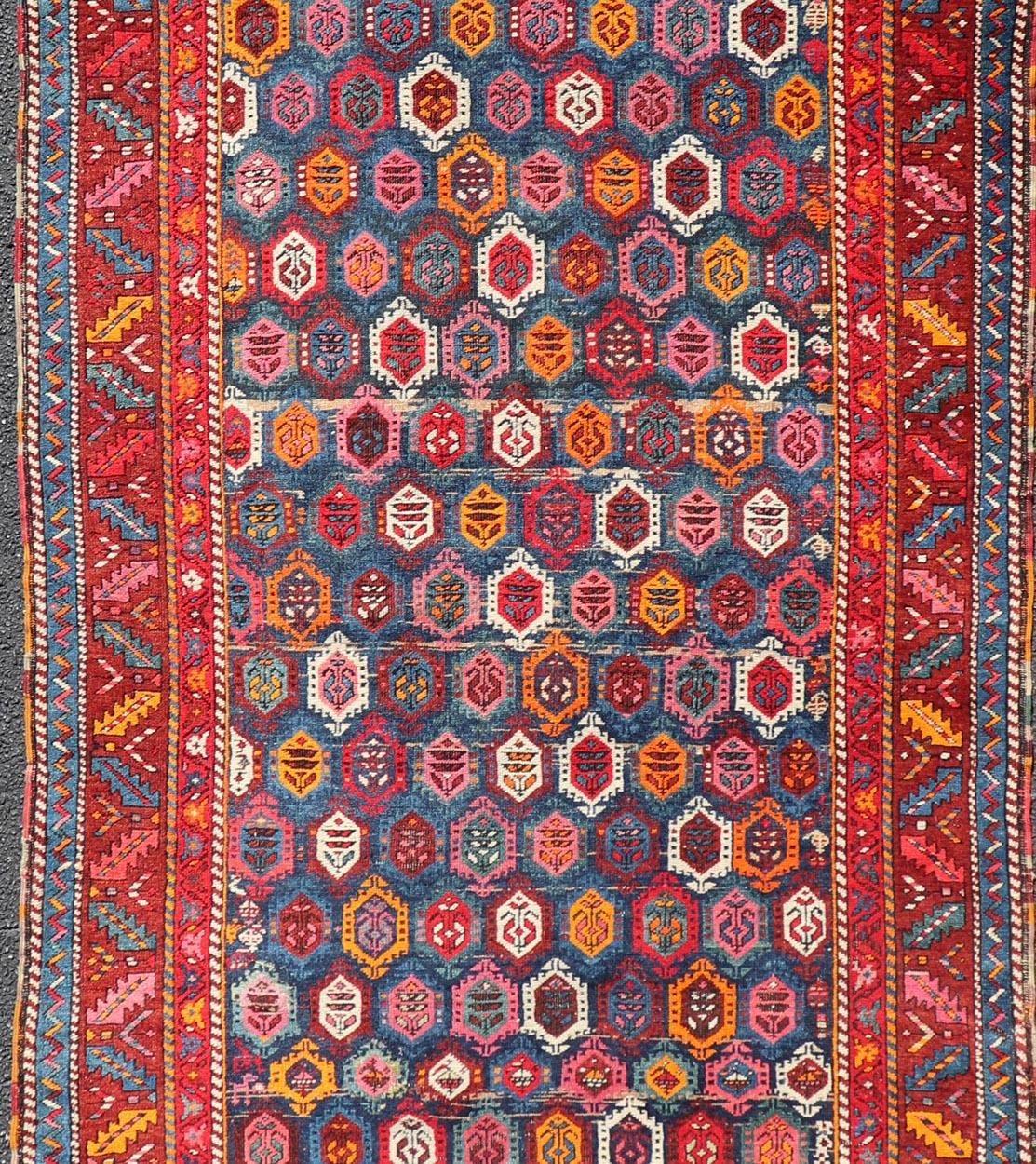 Noué à la main Tapis de couloir caucasien ancien avec motifs géométriques complexes 4'0 x 9'0 en vente