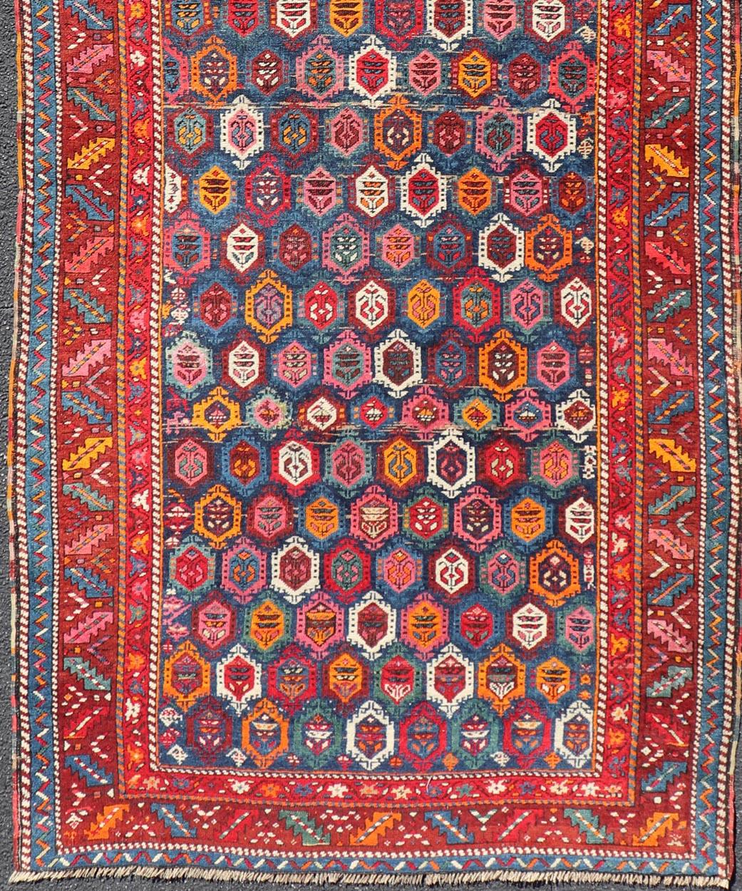 Tapis de couloir caucasien ancien avec motifs géométriques complexes 4'0 x 9'0 Bon état - En vente à Atlanta, GA