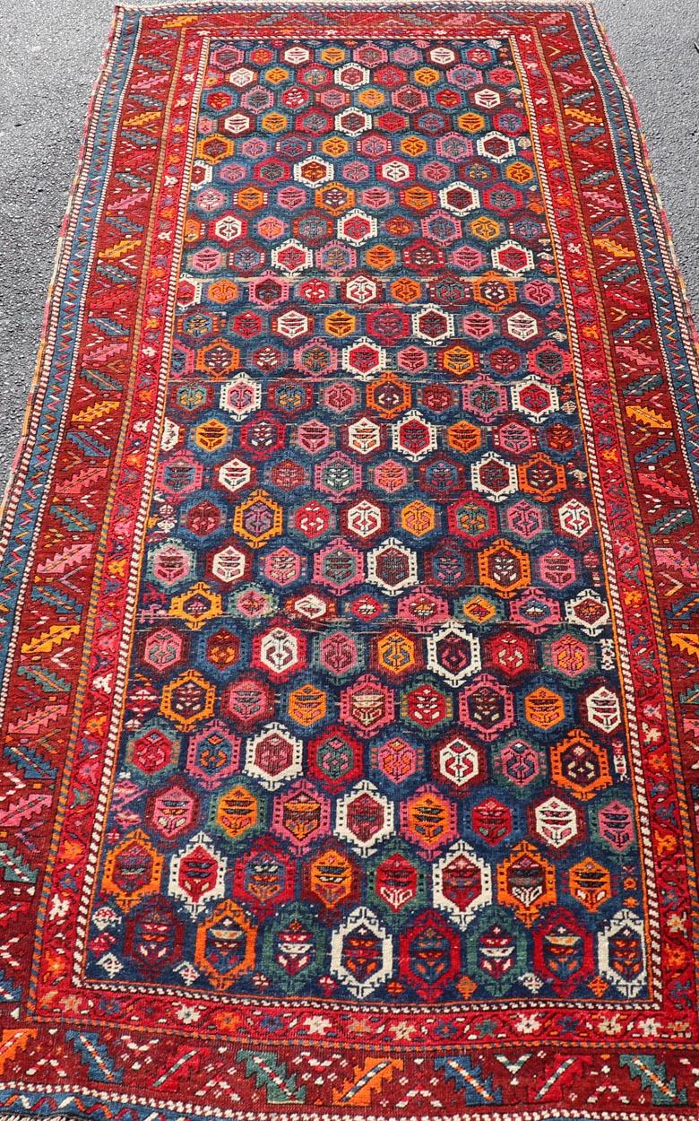 Tapis de couloir caucasien ancien avec motifs géométriques complexes 4'0 x 9'0 en vente 1