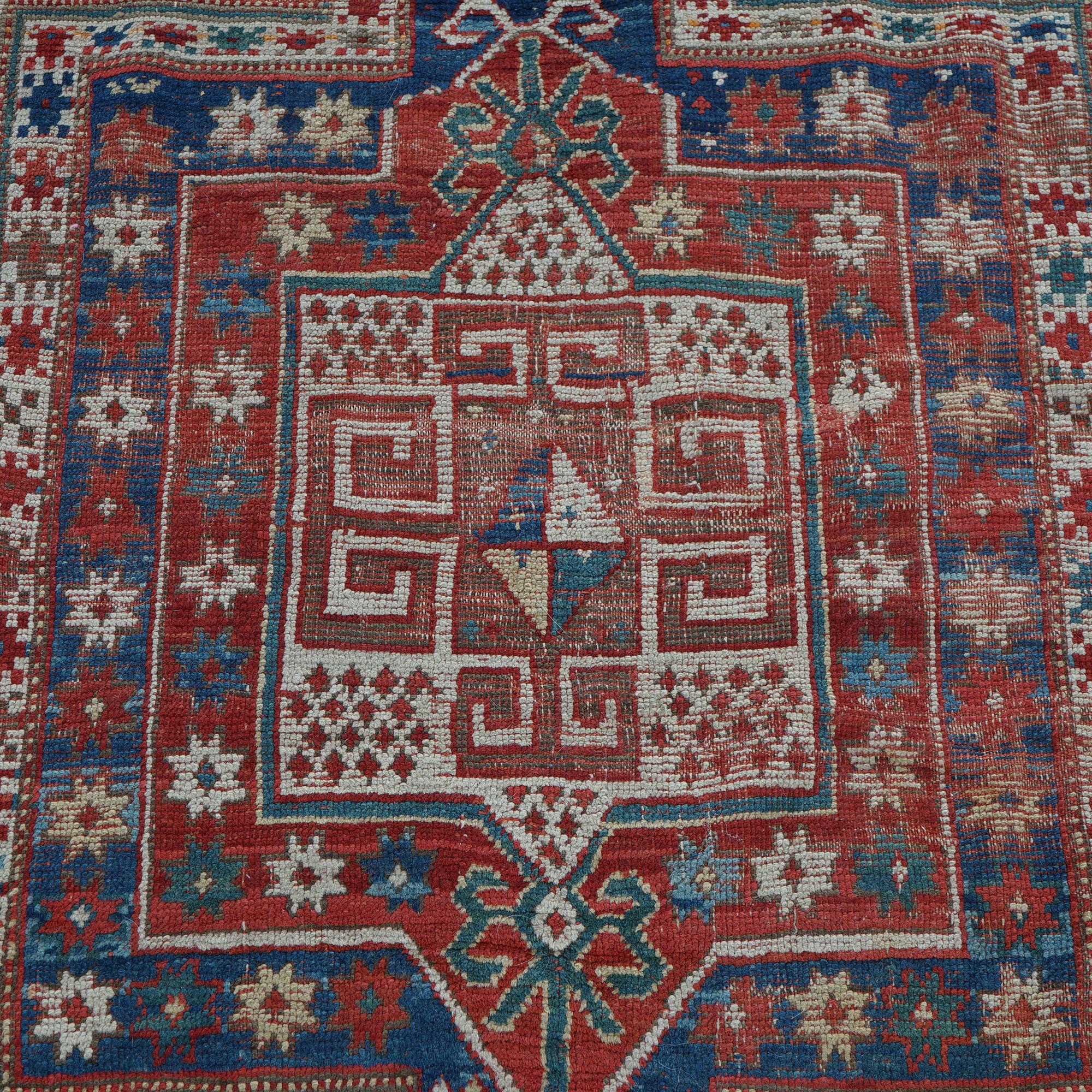 Antiker kaukasischer Kazak Sewan Orientteppich mit Medaillon in der Mitte und stilisierten Widder Hörnern, C1890

Maße - 84 