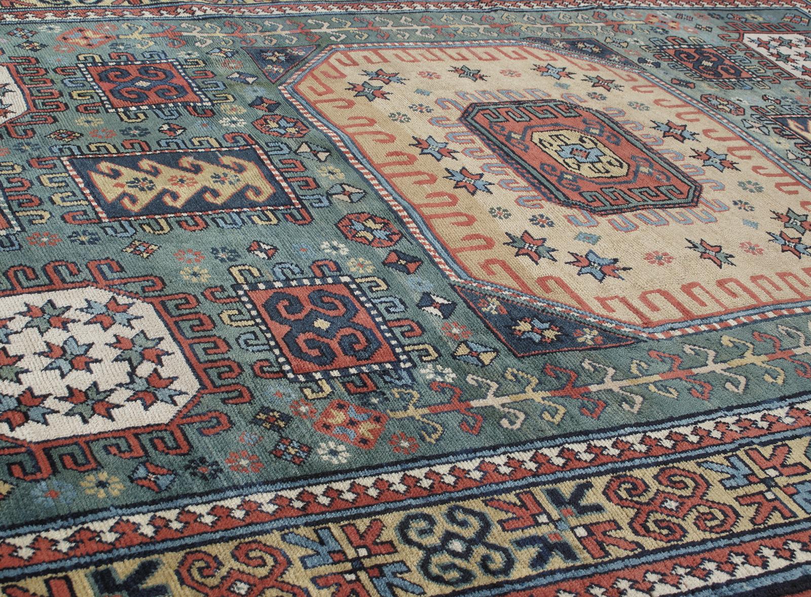 Cet ancien tapis tribal caucasien à motif kazakh provient d'Azerbaïdjan, un pays situé dans la région du Caucase du Sud. Il est fabriqué en 100% laine filée à la main et en teintures naturelles. Ce tapis présente un motif géométrique audacieux et