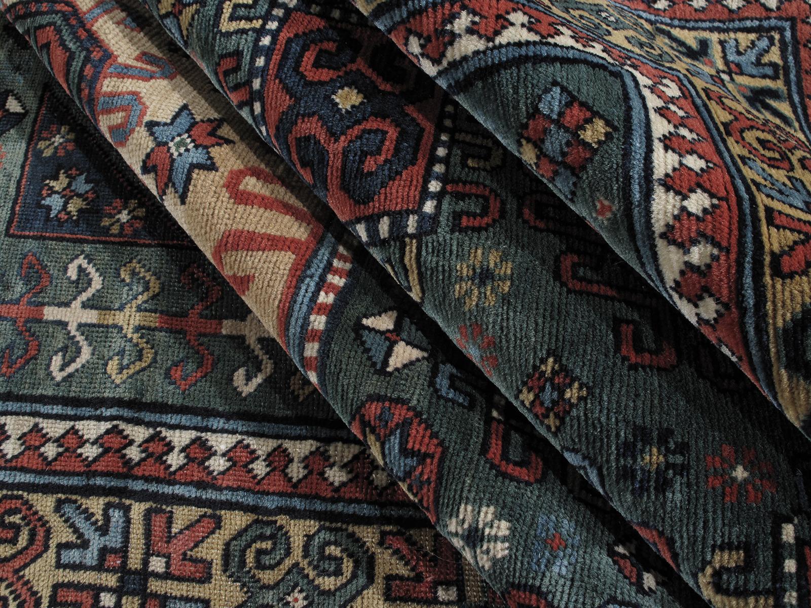 Azerbaïdjanais Tapis antique caucasien kazakh tribal en vente