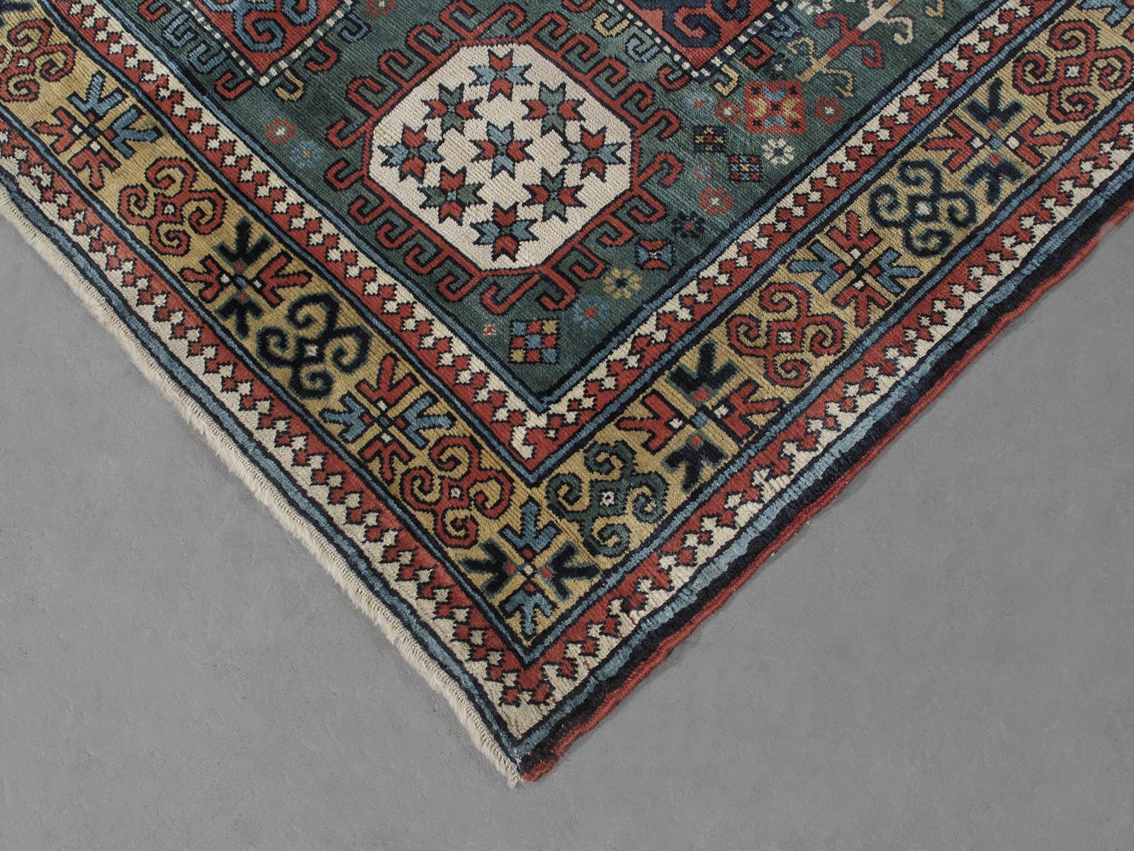 Noué à la main Tapis antique caucasien kazakh tribal en vente
