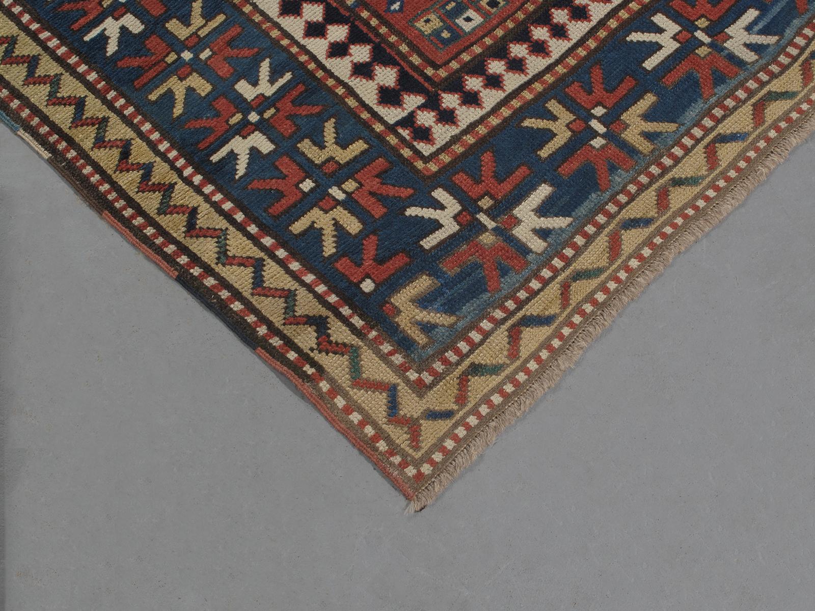 Noué à la main Tapis antique caucasien kazakh tribal en vente