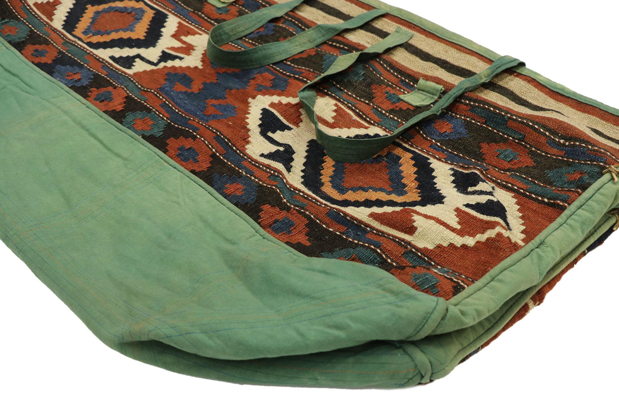 70472, antike kaukasische Kelim-Tasche. Dieser funktionelle antike kaukasische Rucksack ist reich an Stammessymbolik und zeigt eine handgewebte Kelim-Taschenfront auf einem abgenutzten und von der Sonne ausgebleichten Stoffbeutel. Auf der