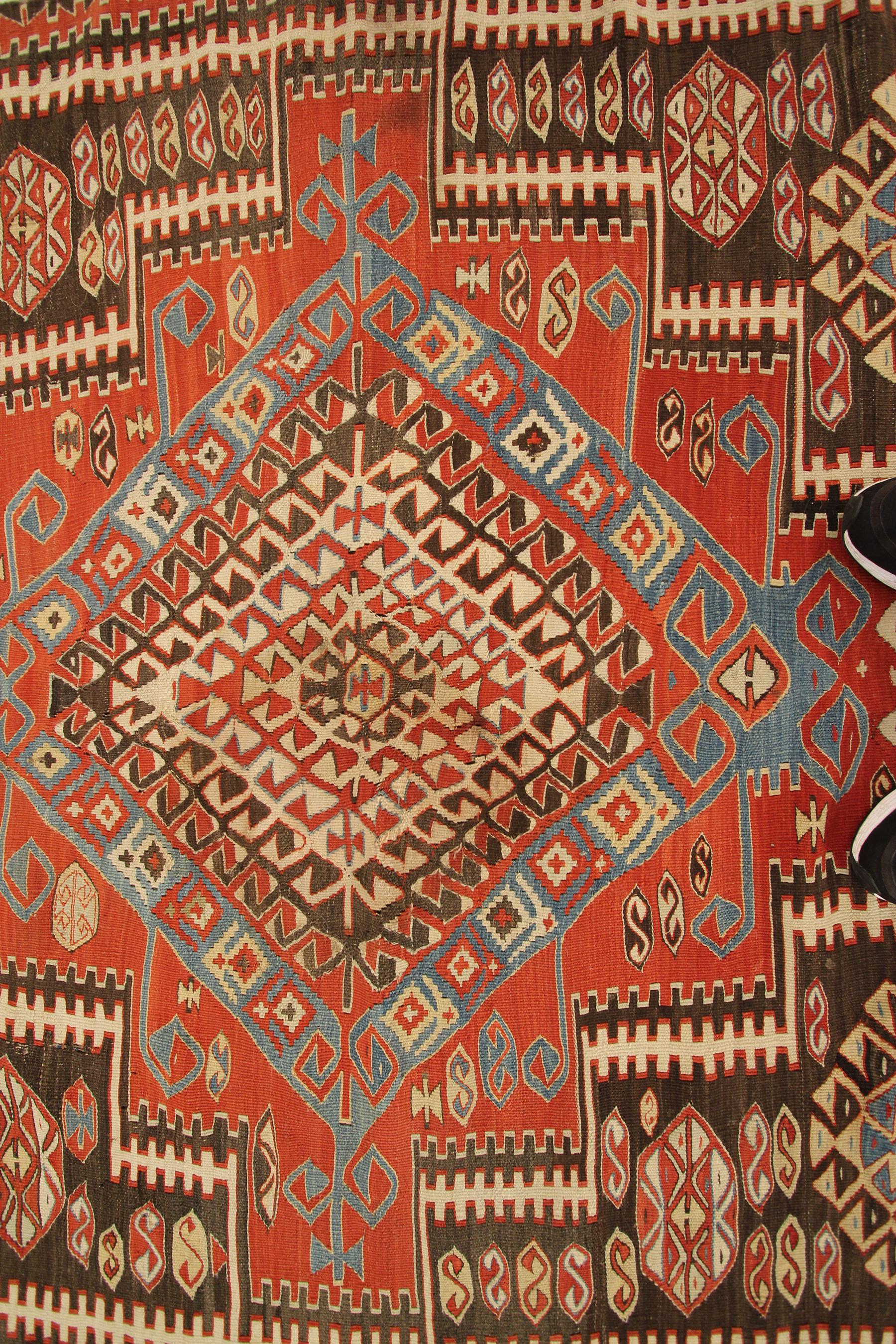 Antiker kaukasischer, flachgewebter, quadratischer Wandteppich aus Kelim, kaukasisch-kaukasisch (Wolle)
