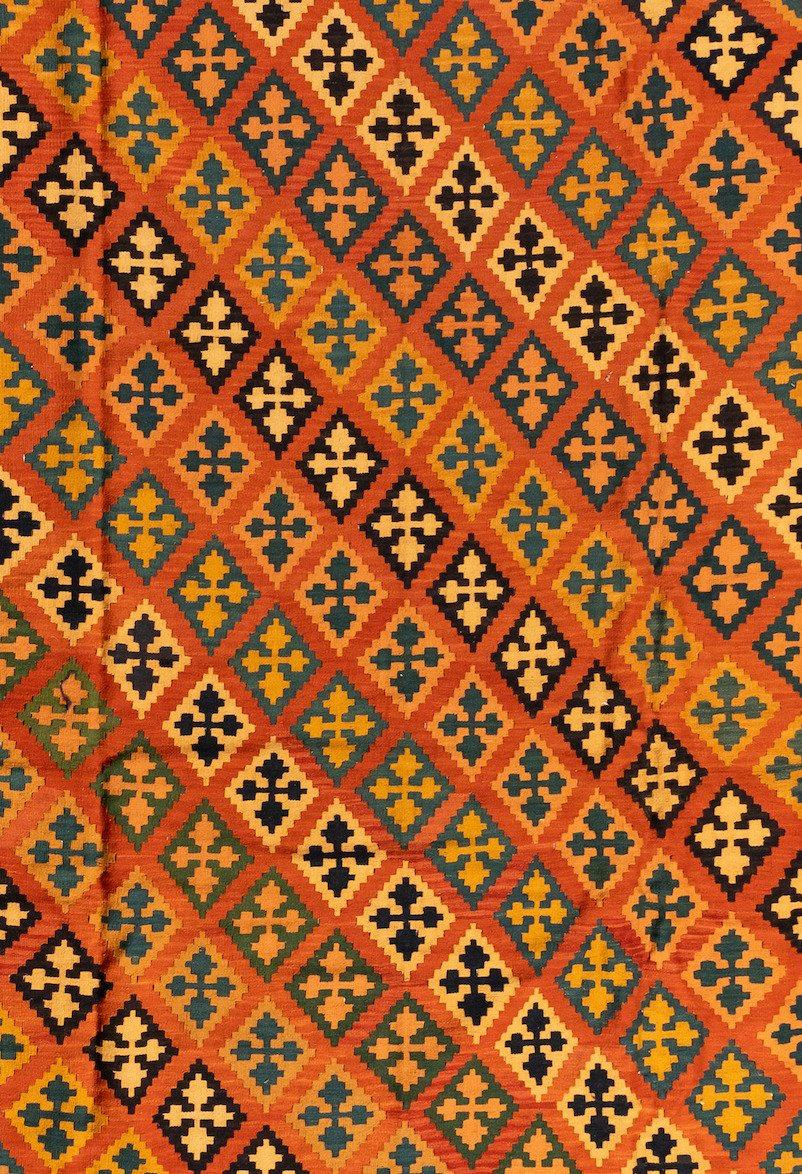 Kilim, ein Wort türkischen Ursprungs, bezeichnet ein florloses, vielseitig verwendbares Textil, das mit einer von mehreren Flachwebtechniken hergestellt wird, die ein gemeinsames oder eng verwandtes Erbe haben und in dem geografischen Gebiet