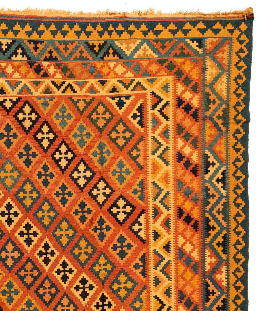 Antiker orangefarbener und gelber kaukasischer geometrischer Kilim-Teppich:: ca. 1940er Jahre (Kelim) im Angebot