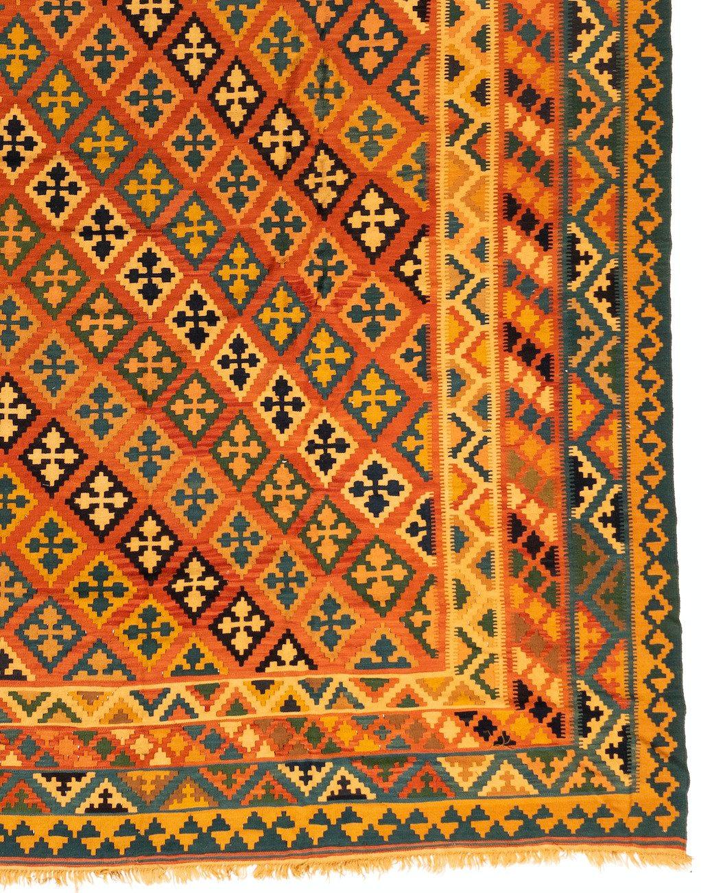 Antiker orangefarbener und gelber kaukasischer geometrischer Kilim-Teppich:: ca. 1940er Jahre (Kaukasisch) im Angebot