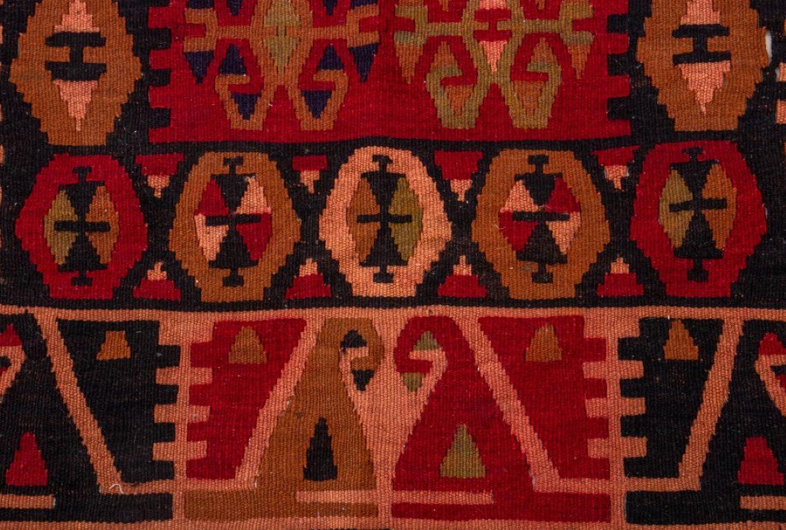 Antiker kaukasischer Kilim-Teppich 4,7' x 3' im Zustand „Gut“ im Angebot in New York, NY
