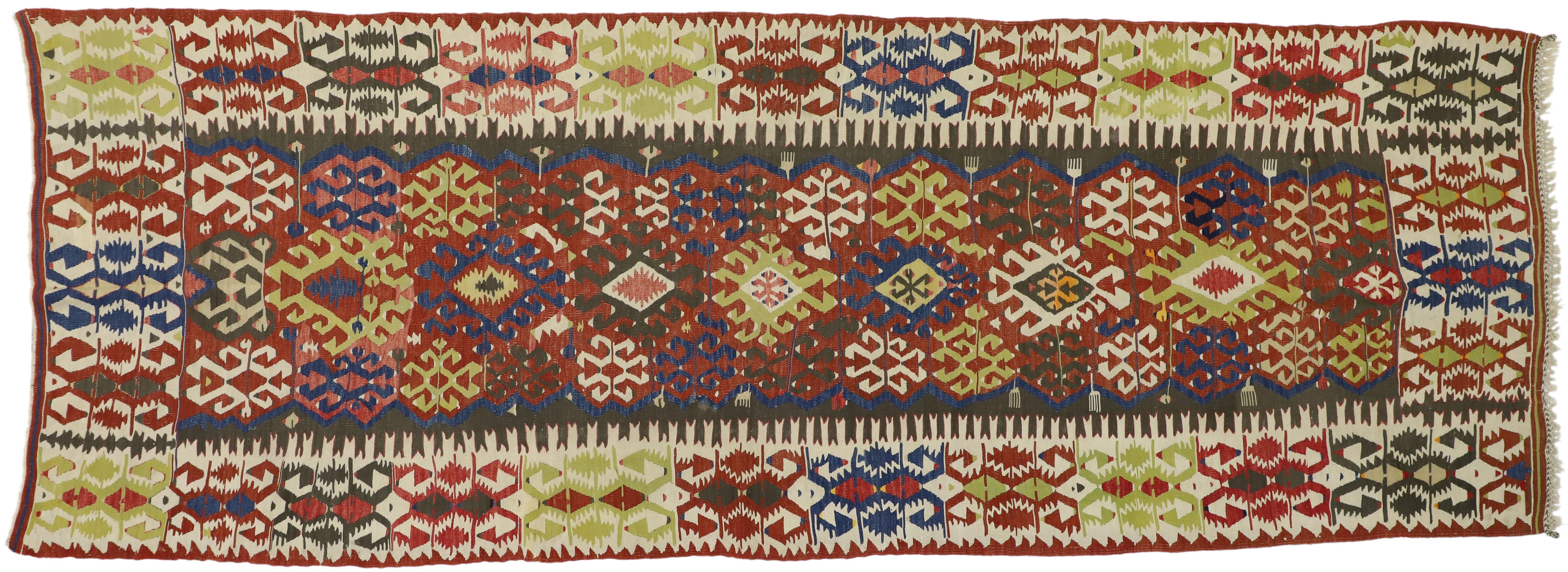 73271, ancien tapis caucasien Kilim de style tribal. Ce chemin de table Kilim caucasien ancien en laine tissée à la main, de style tribal, est tout sauf ennuyeux. Il présente un motif géométrique sur toute la surface, composé d'anciens symboles