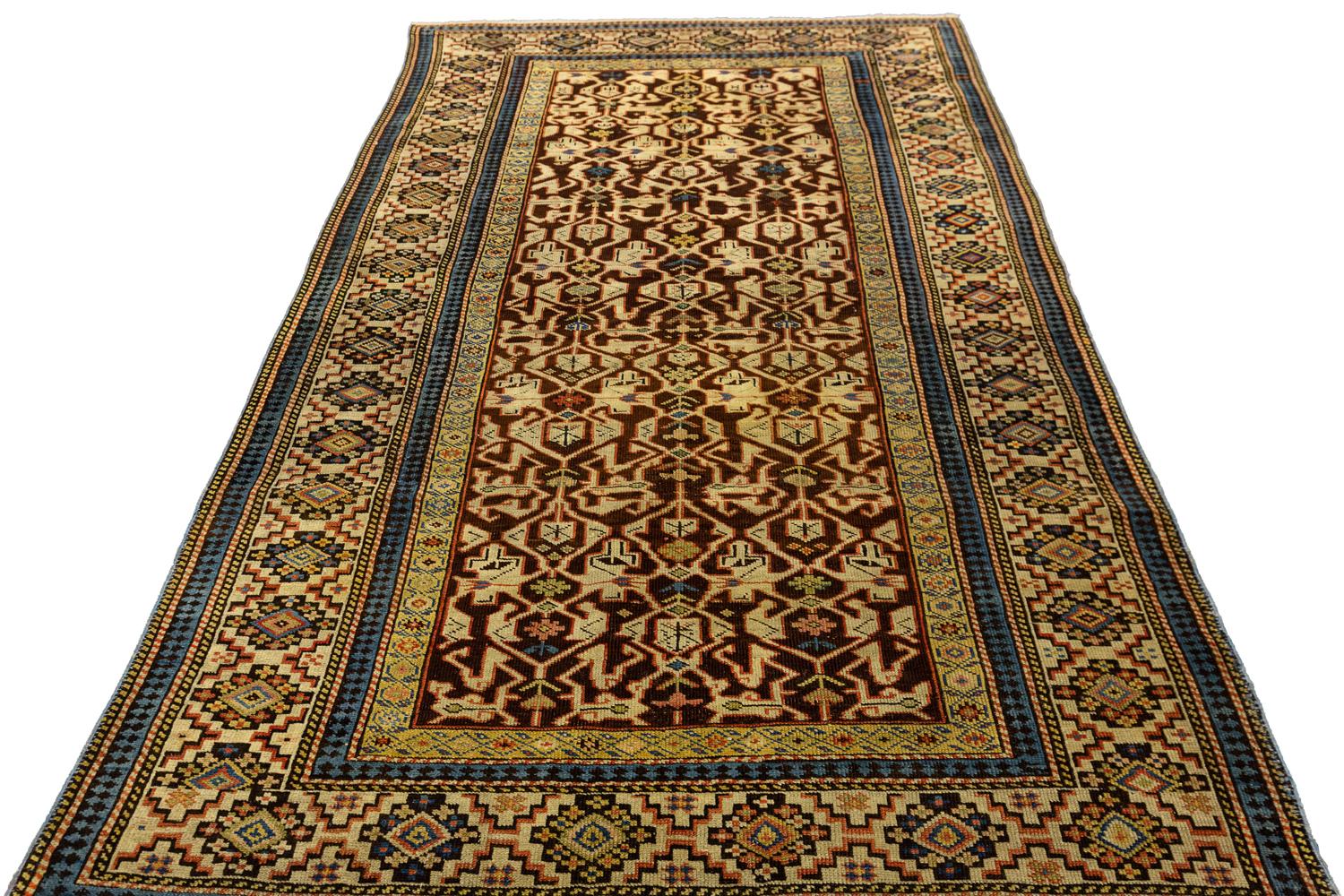 Dies ist ein seltener antiker kaukasischer Konakend-Teppich mit einem erstaunlich kühnen Design und auffälligen geometrischen Formen. Die Farben sind kräftig und lebendig, und der Teppich ist in ausgezeichnetem Zustand. Es wäre eine schöne Ergänzung